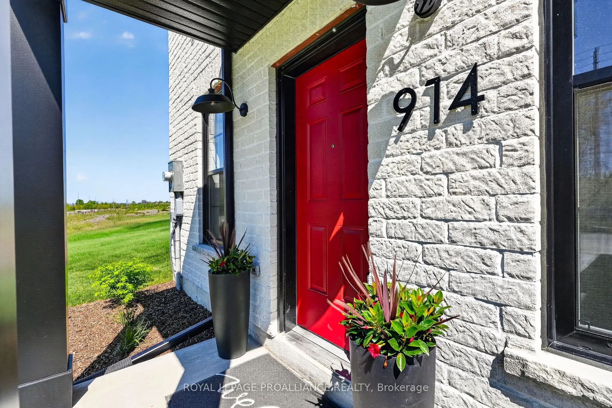 914 Kerr Street W
