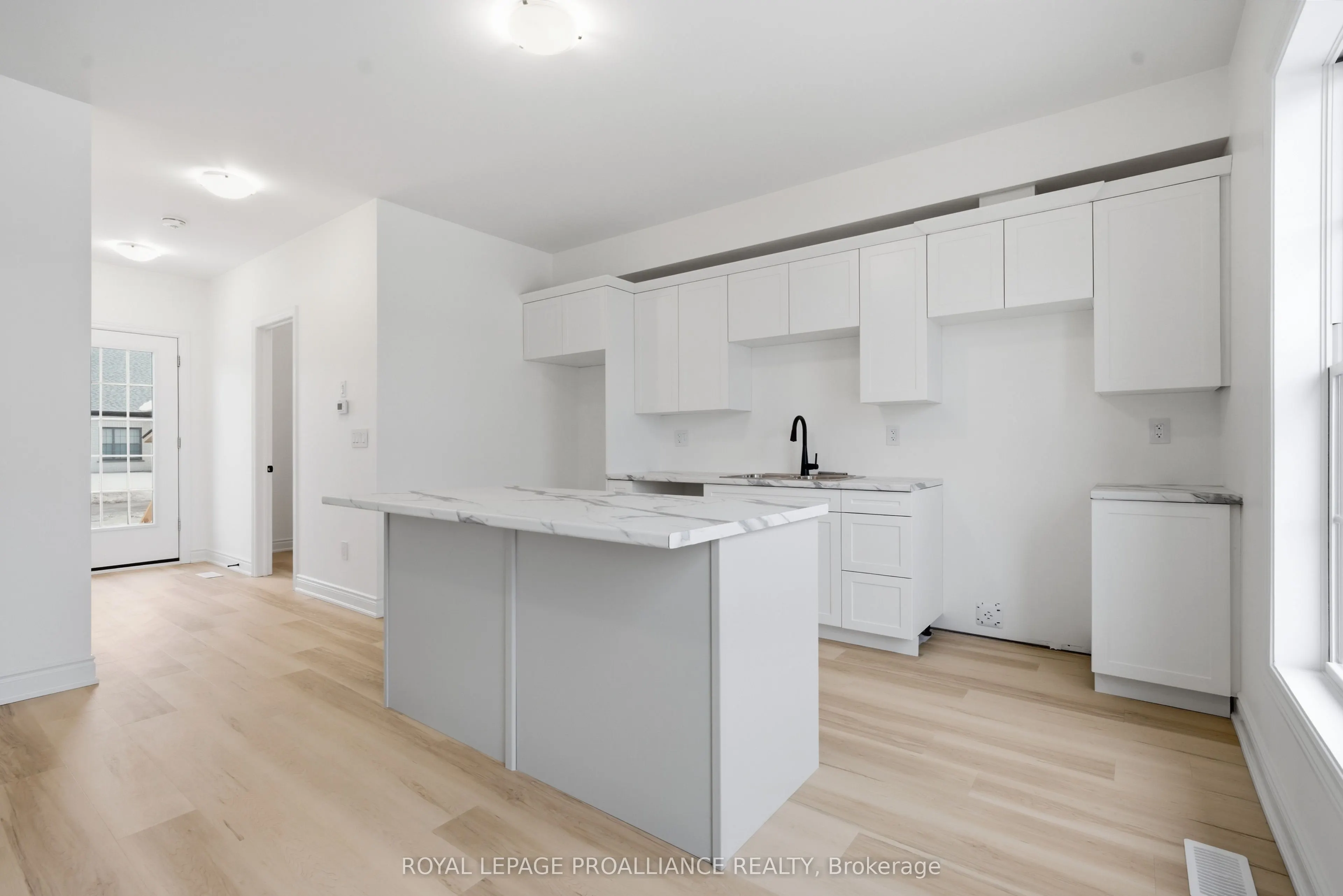 922 Kerr Street W