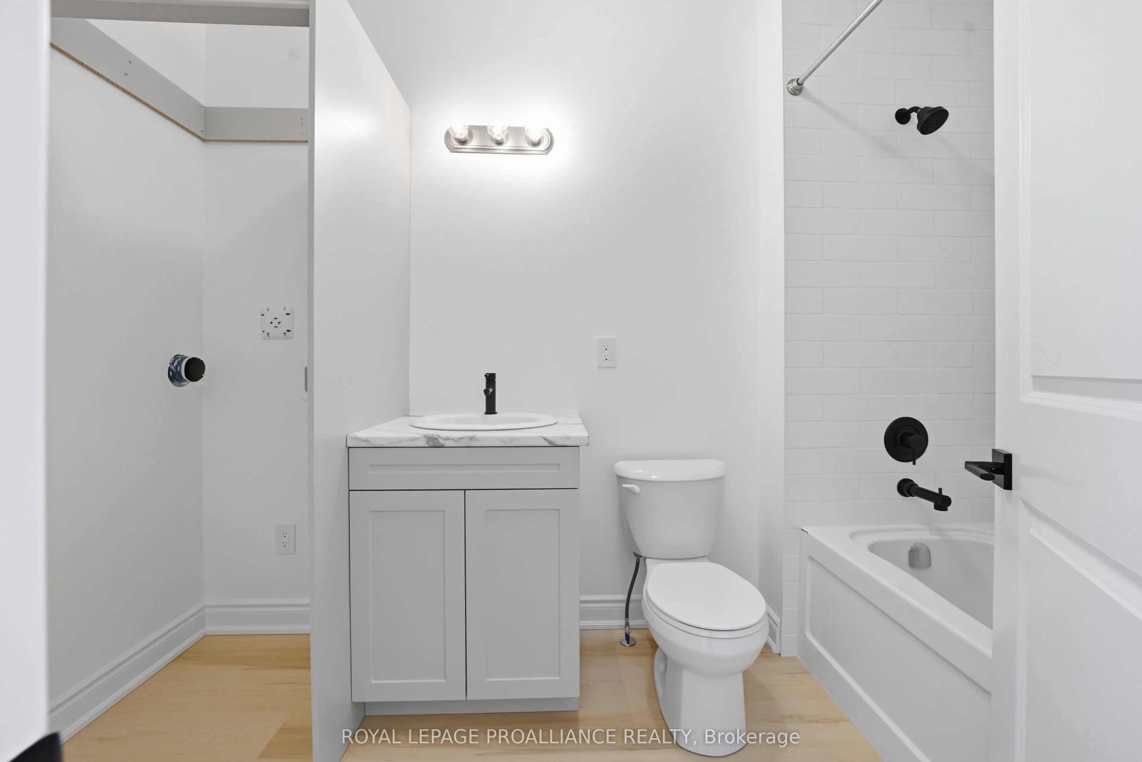 922 Kerr Street W