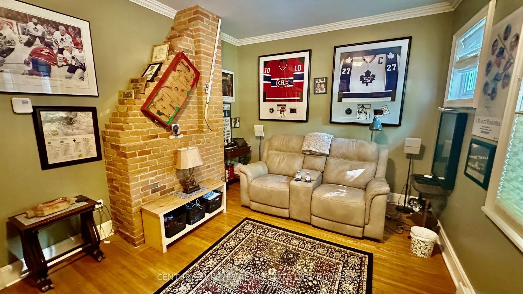 223 King Street W