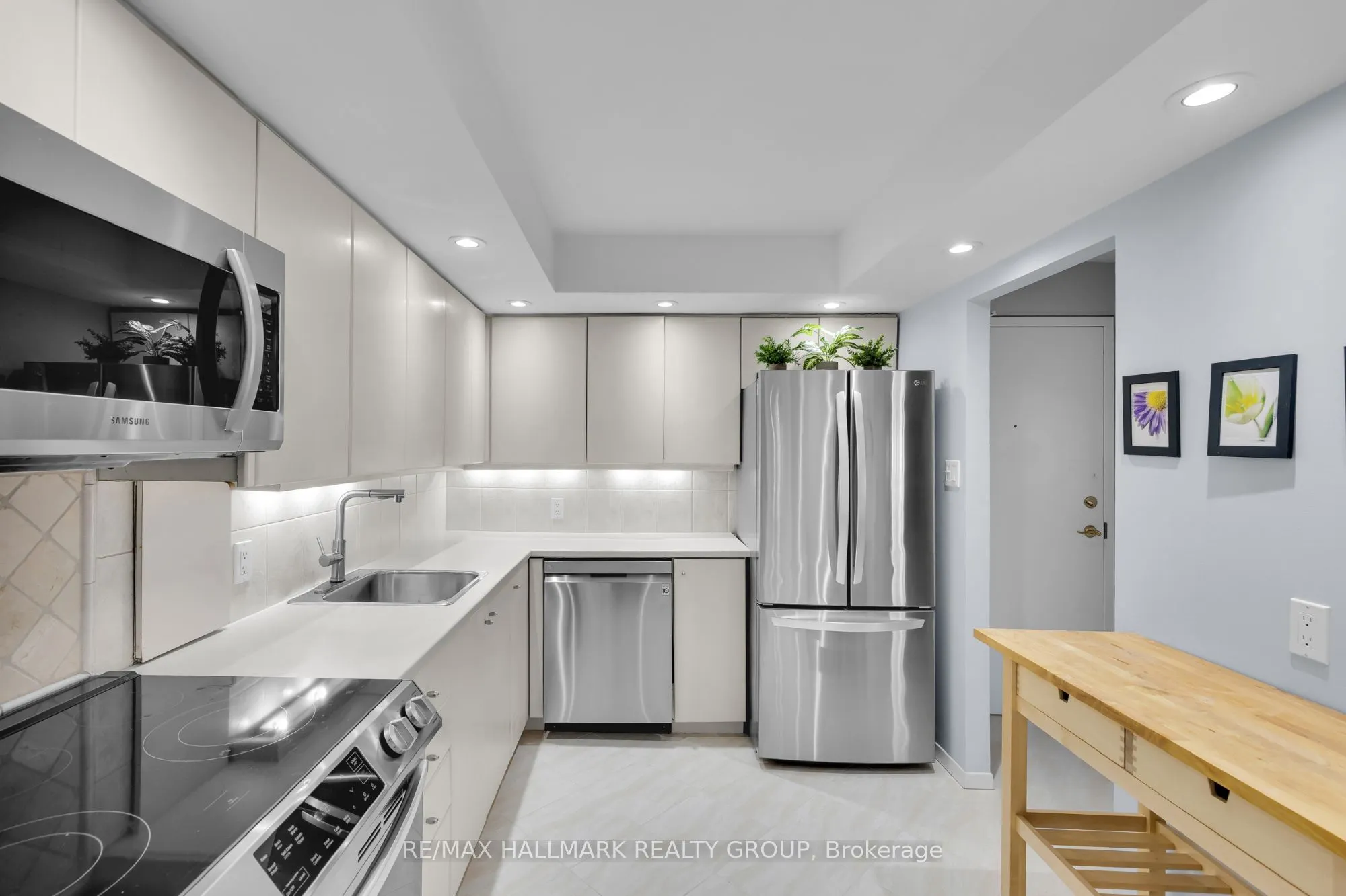 151 Bay Street #810
