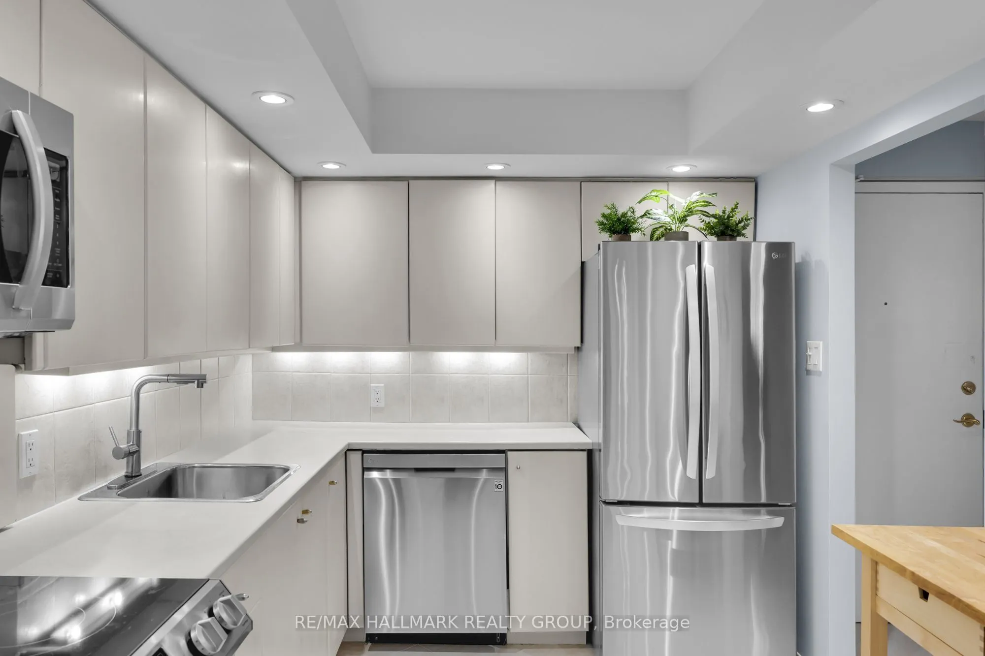 151 Bay Street #810