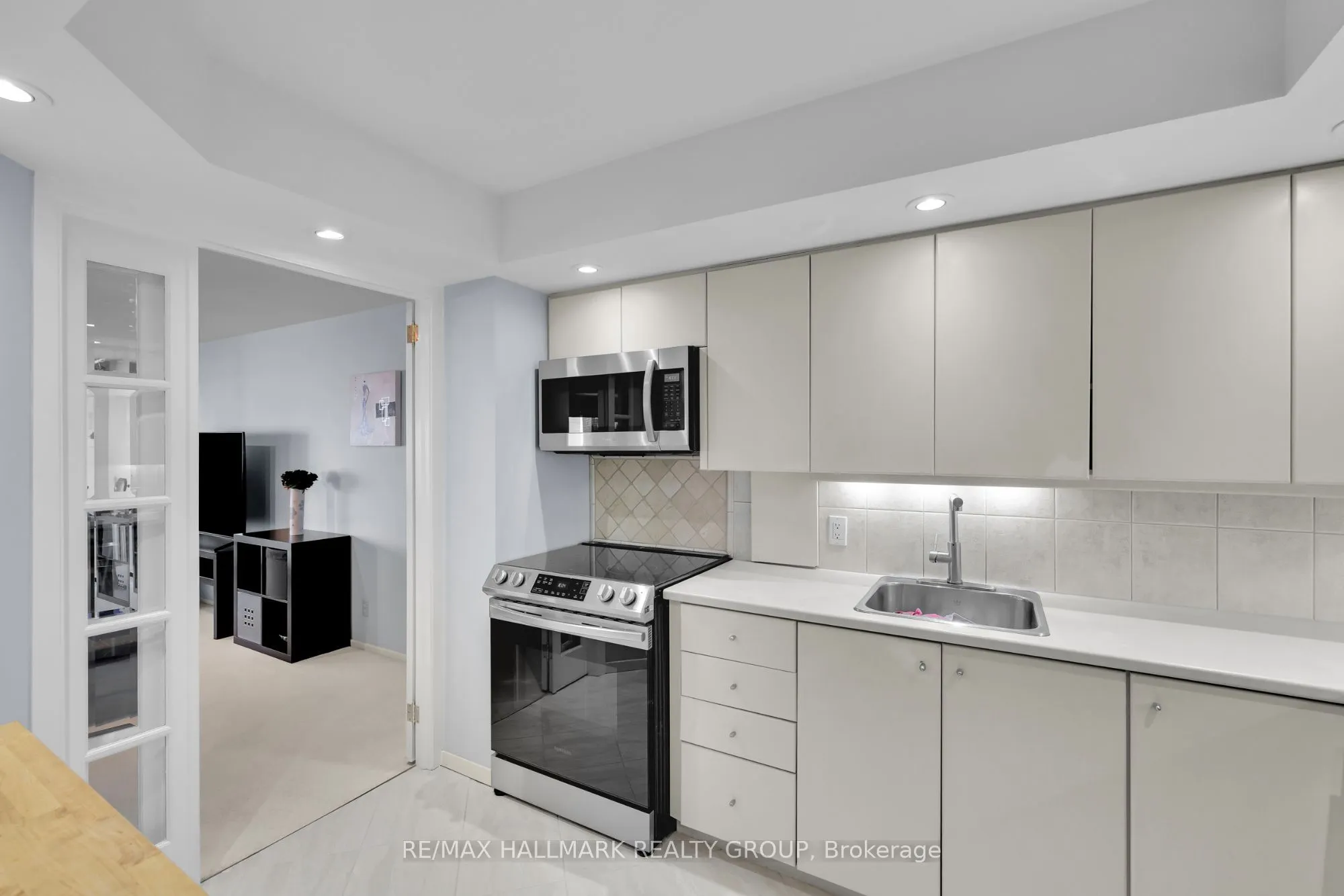 151 Bay Street #810