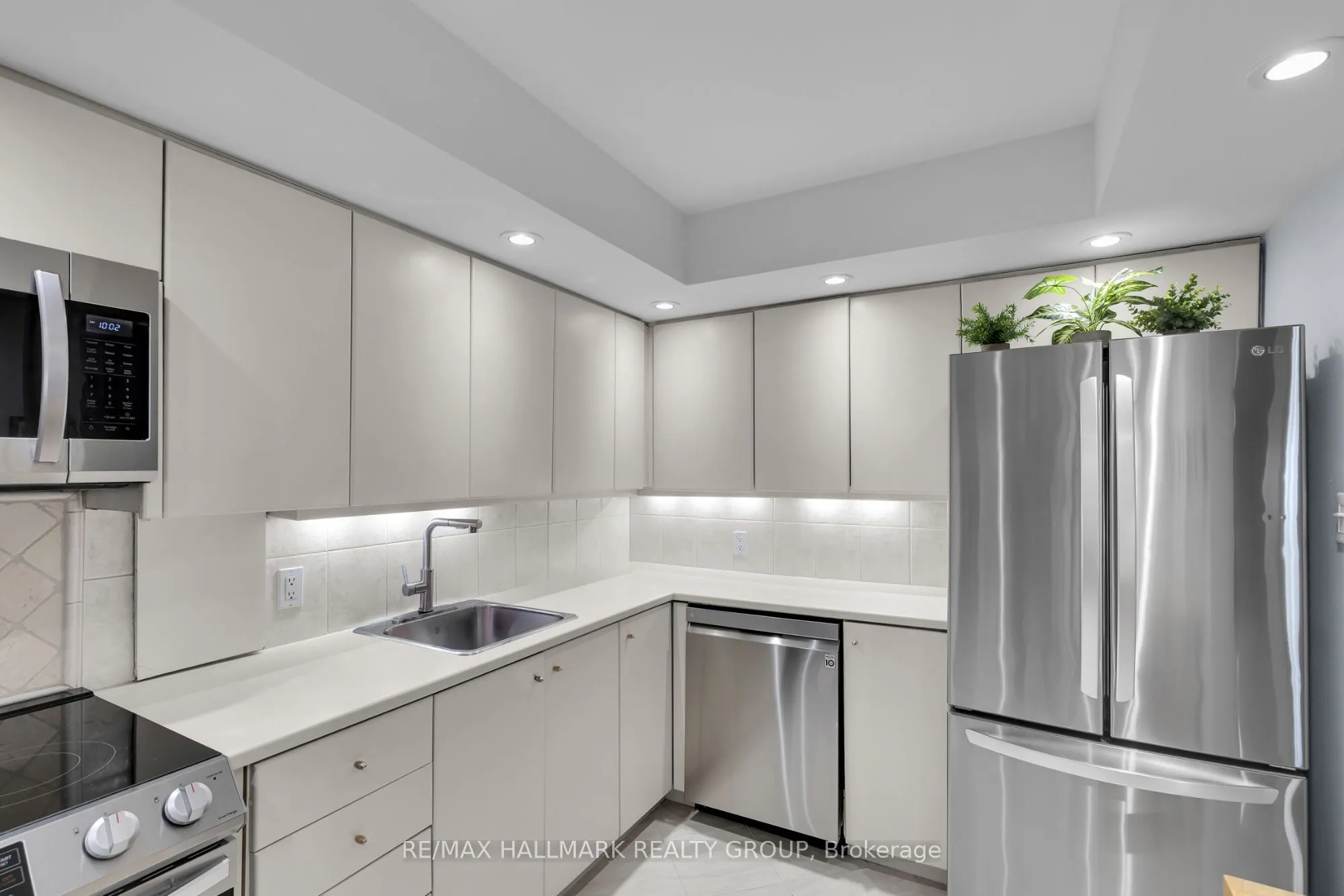 151 Bay Street #810