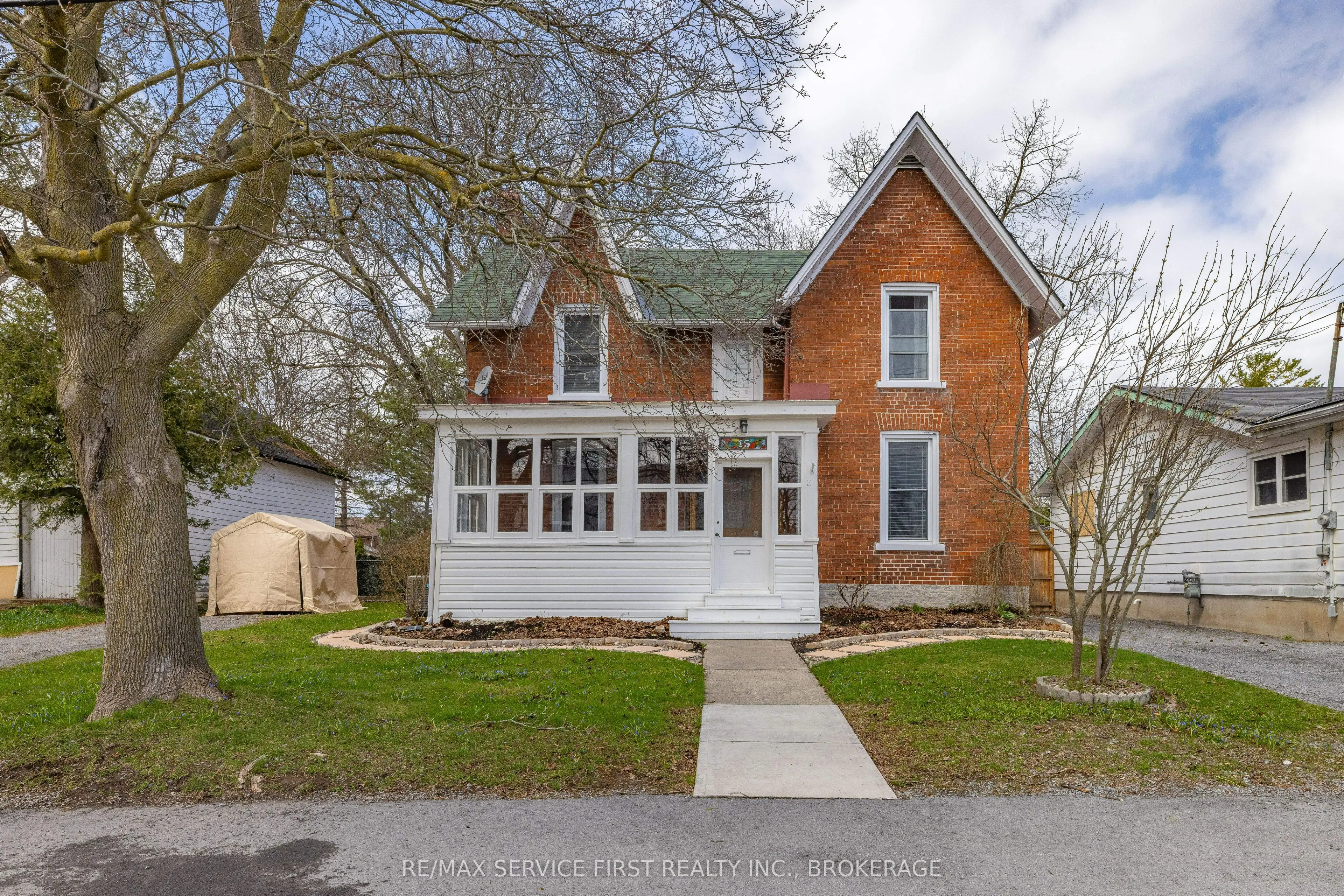 15 Graham Street E