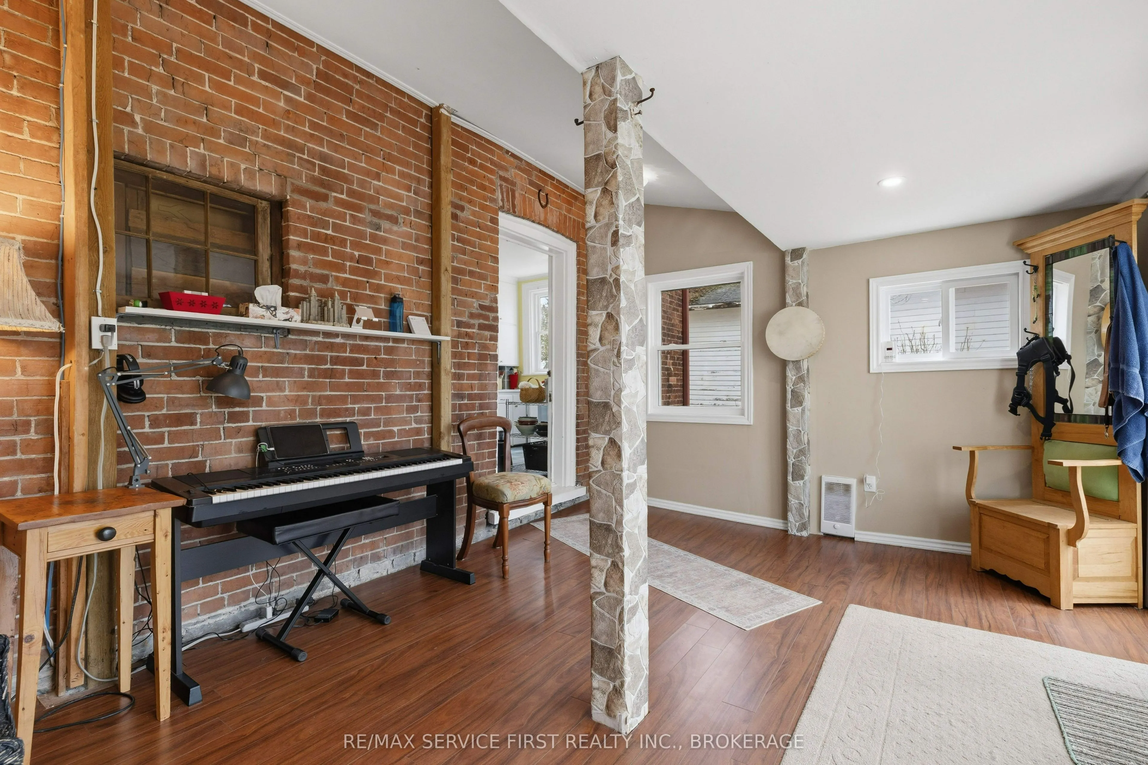 15 Graham Street E
