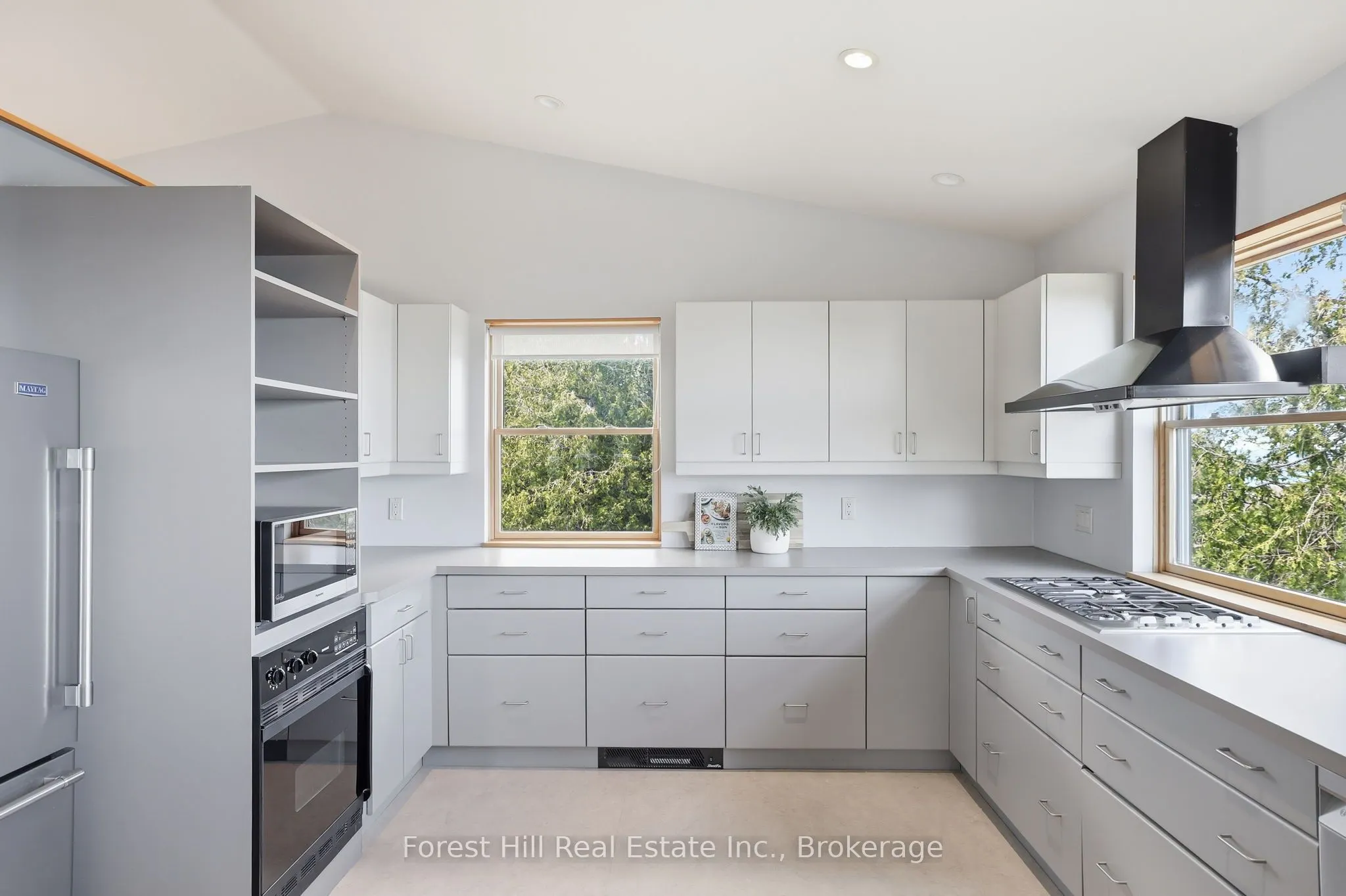 295 Lakeshore Road N