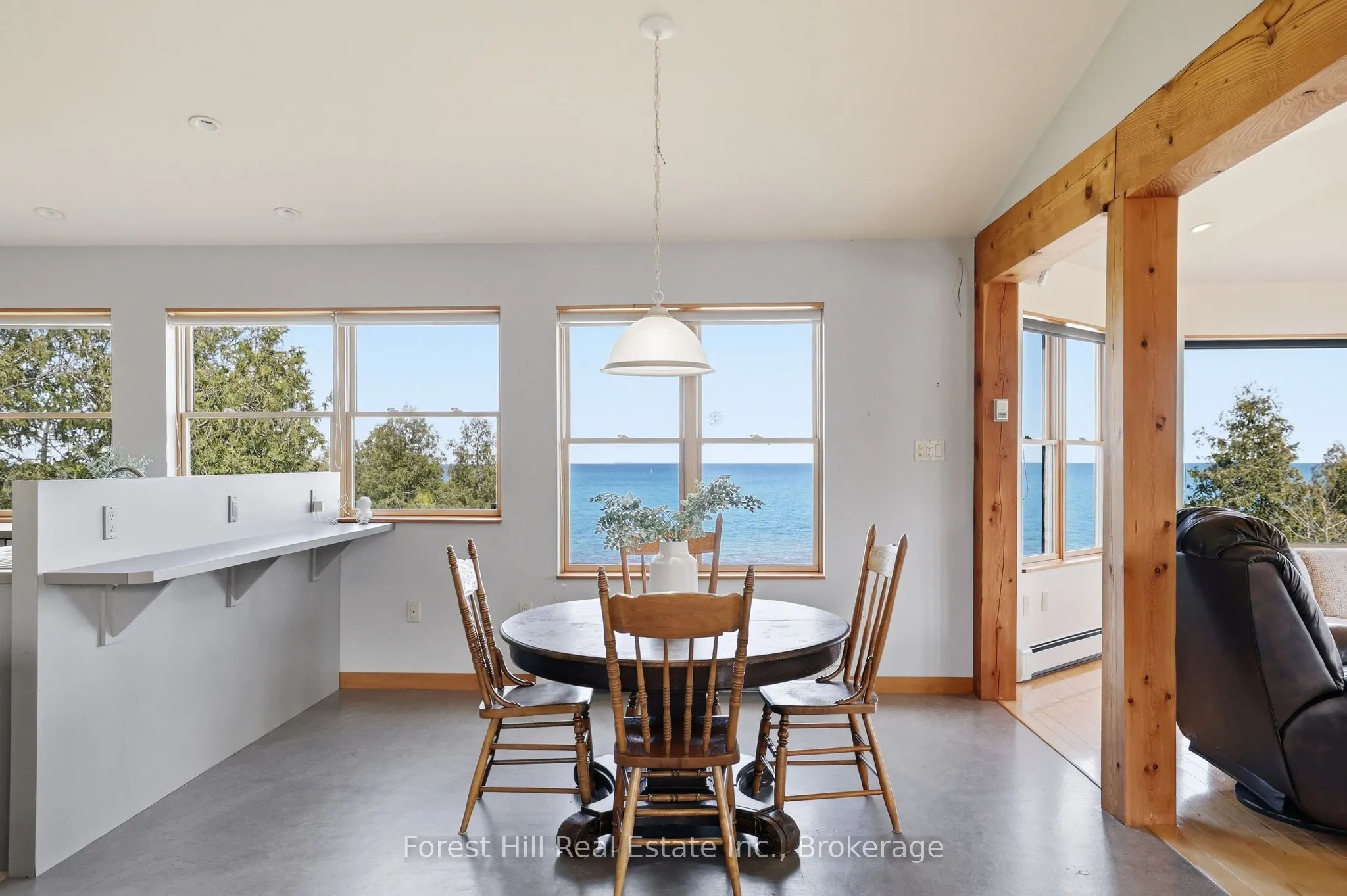 295 Lakeshore Road N