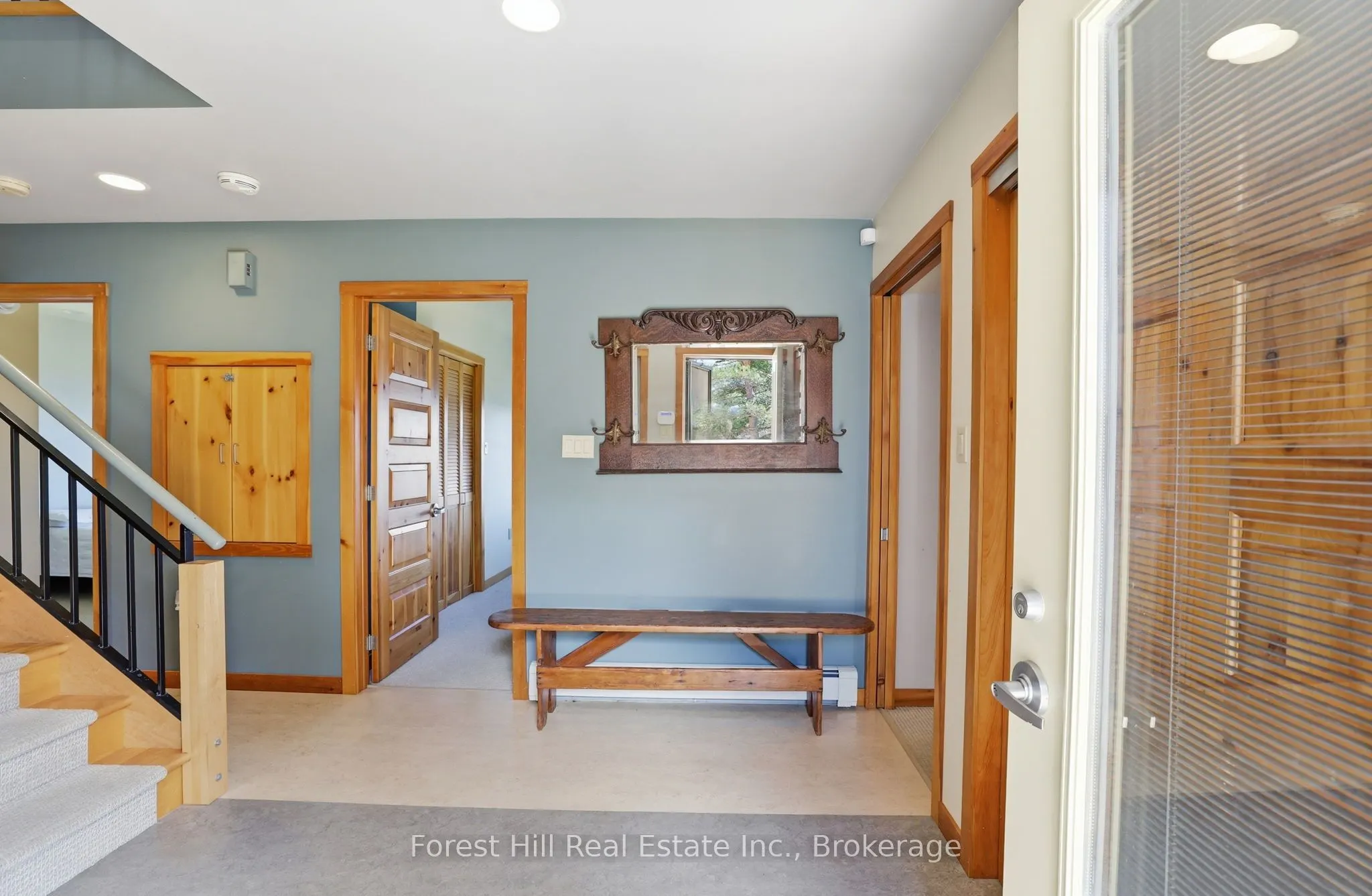 295 Lakeshore Road N