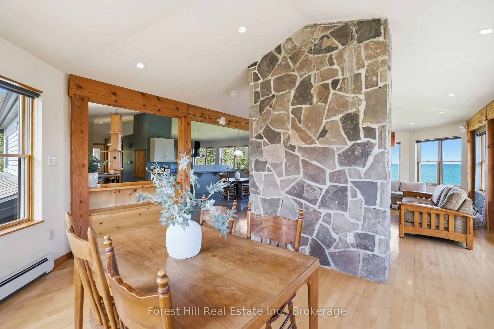 295 Lakeshore Road N