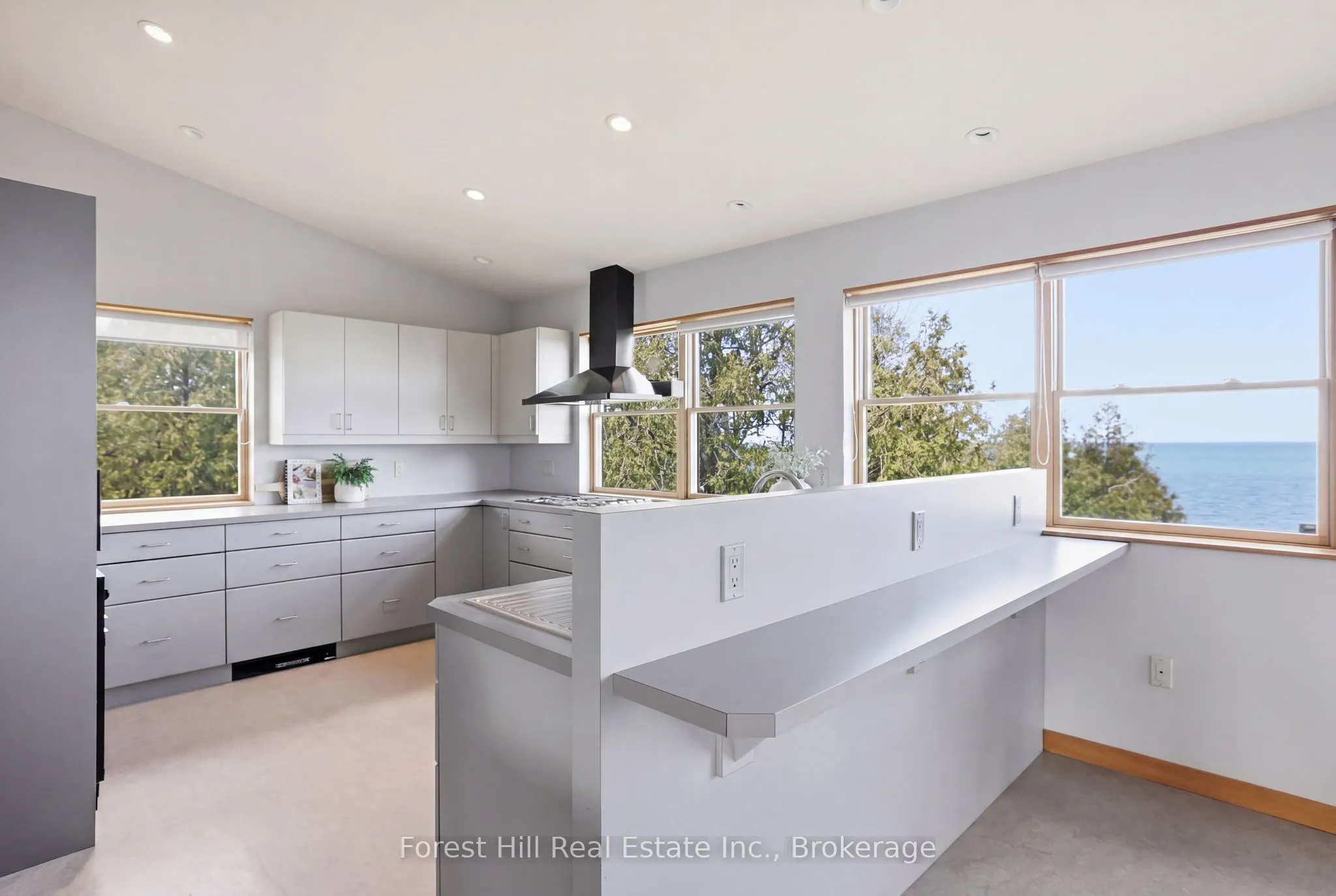 295 Lakeshore Road N