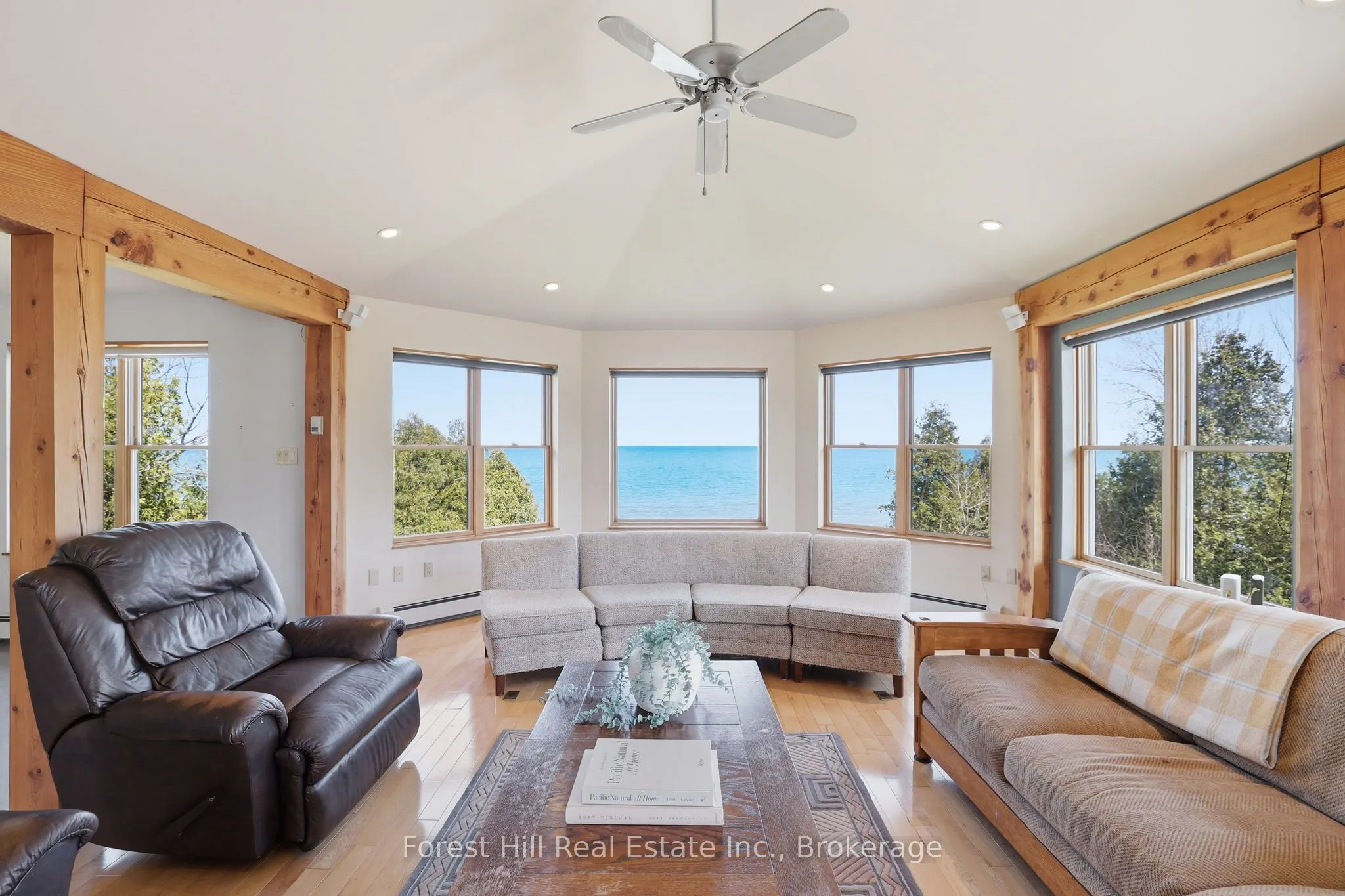 295 Lakeshore Road N