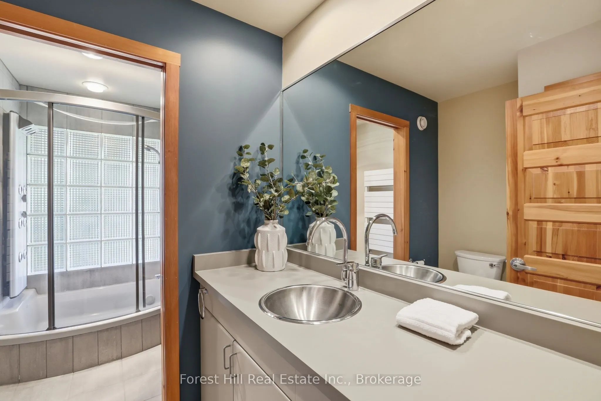 295 Lakeshore Road N