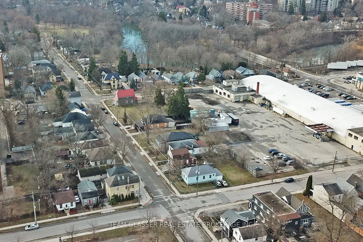 225 Simcoe Street
