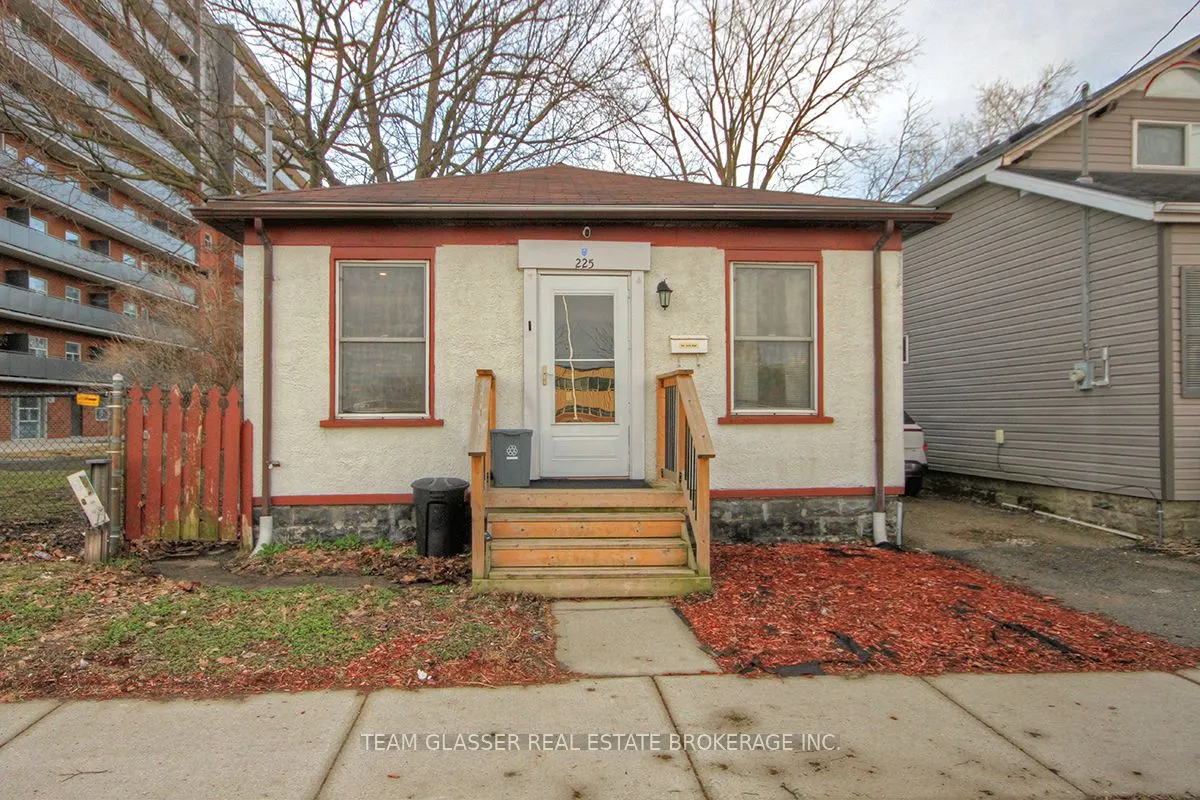 225 Simcoe Street