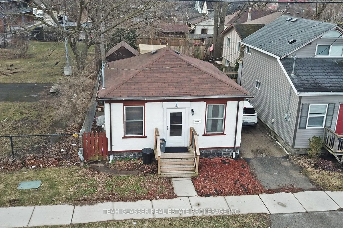 225 Simcoe Street