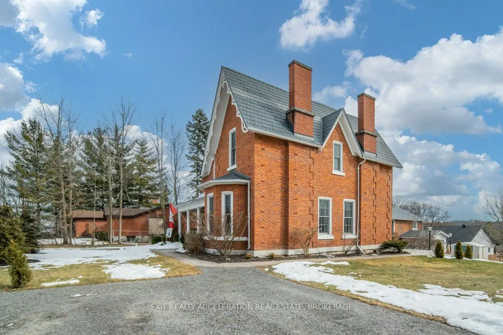 232 Dundas Street W