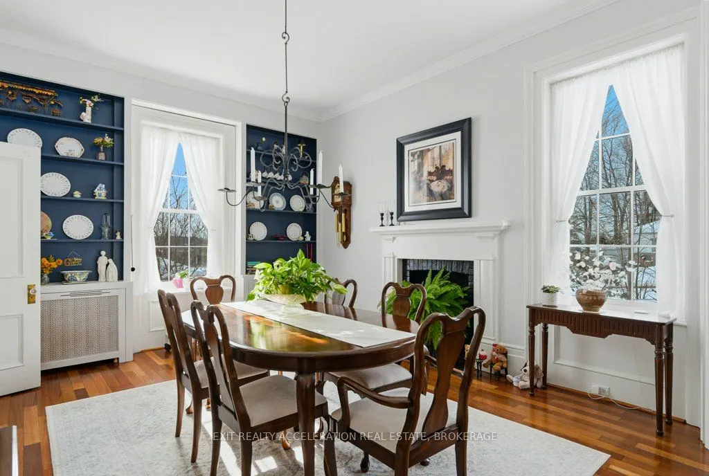 232 Dundas Street W