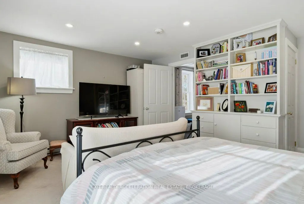 232 Dundas Street W