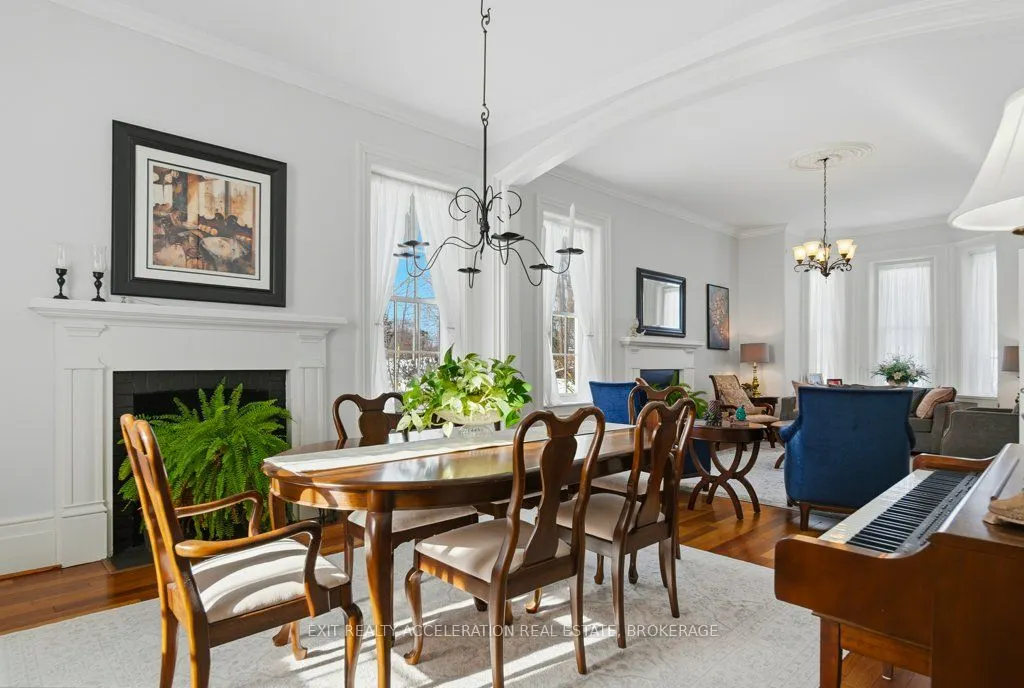 232 Dundas Street W