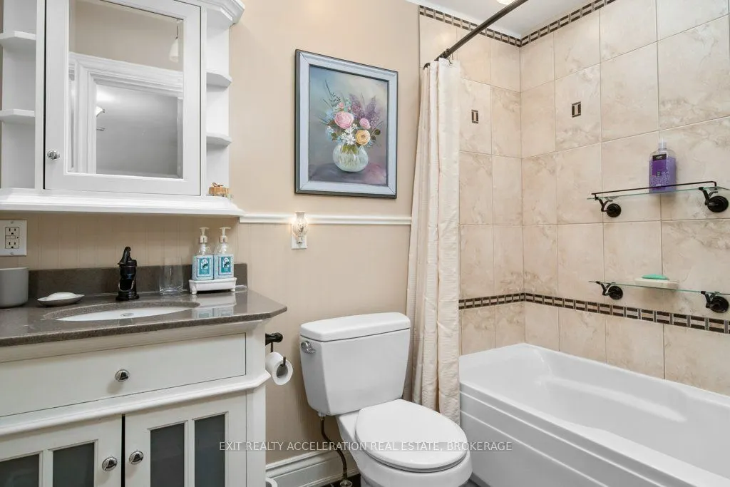 232 Dundas Street W