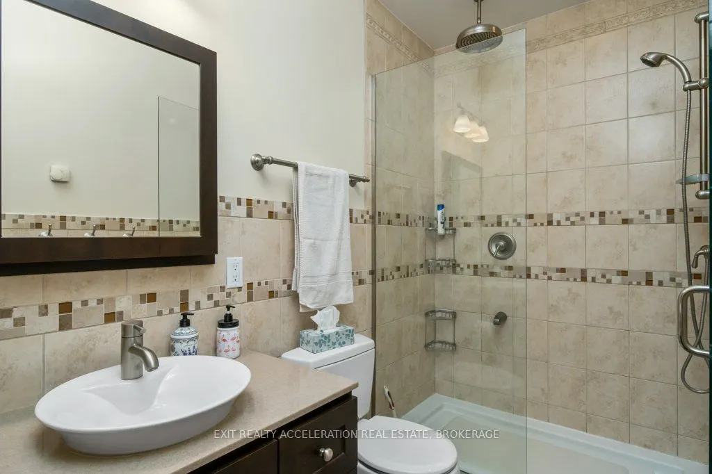 232 Dundas Street W