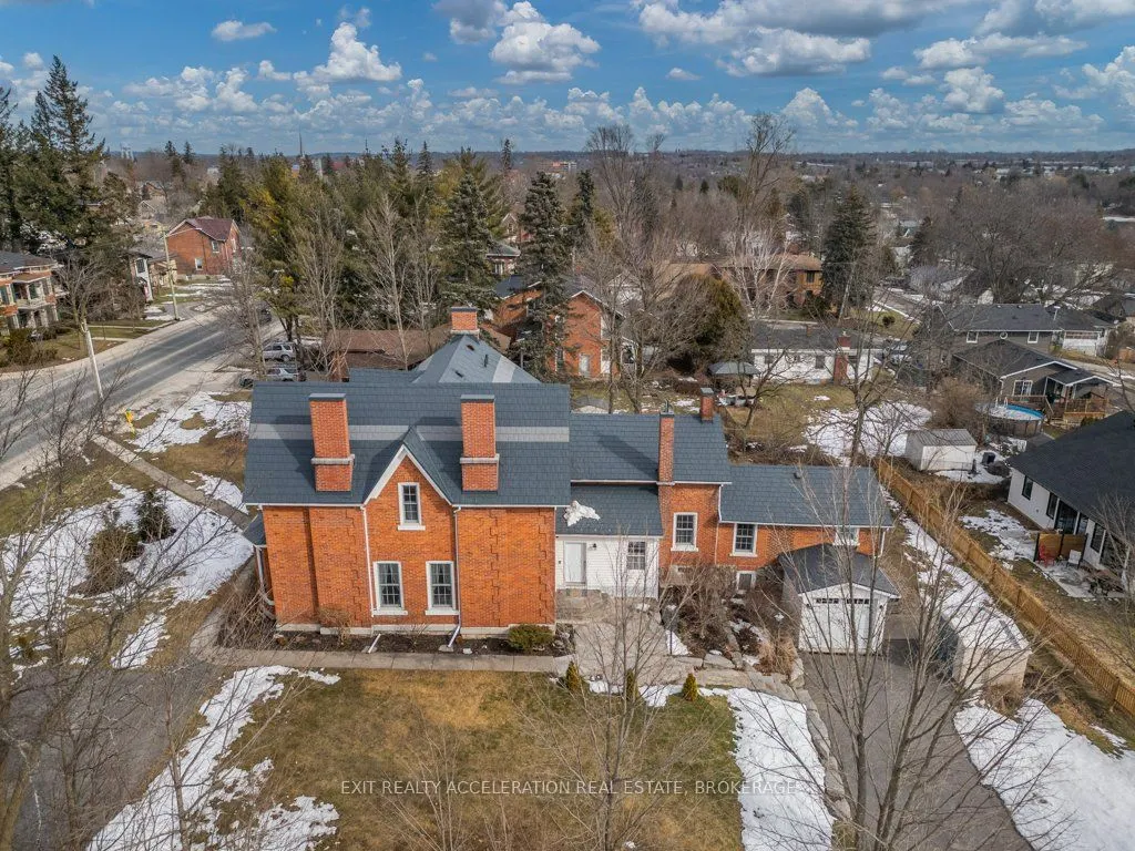 232 Dundas Street W