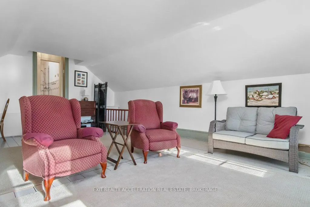 232 Dundas Street W