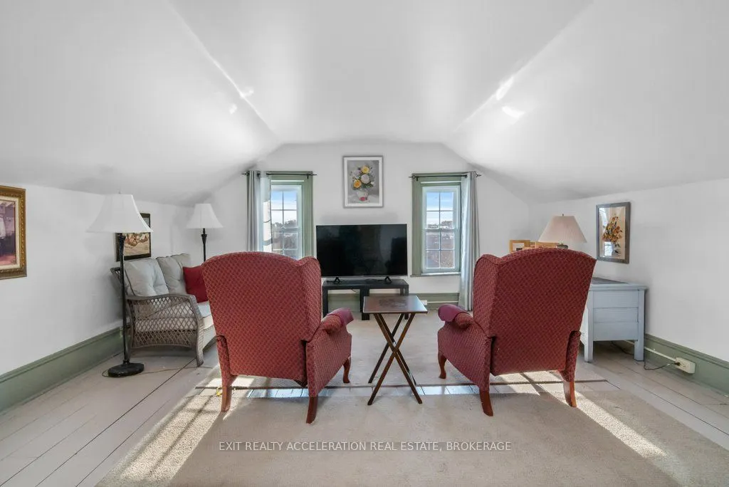 232 Dundas Street W