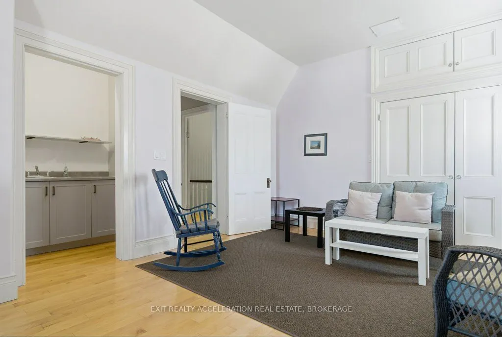 232 Dundas Street W