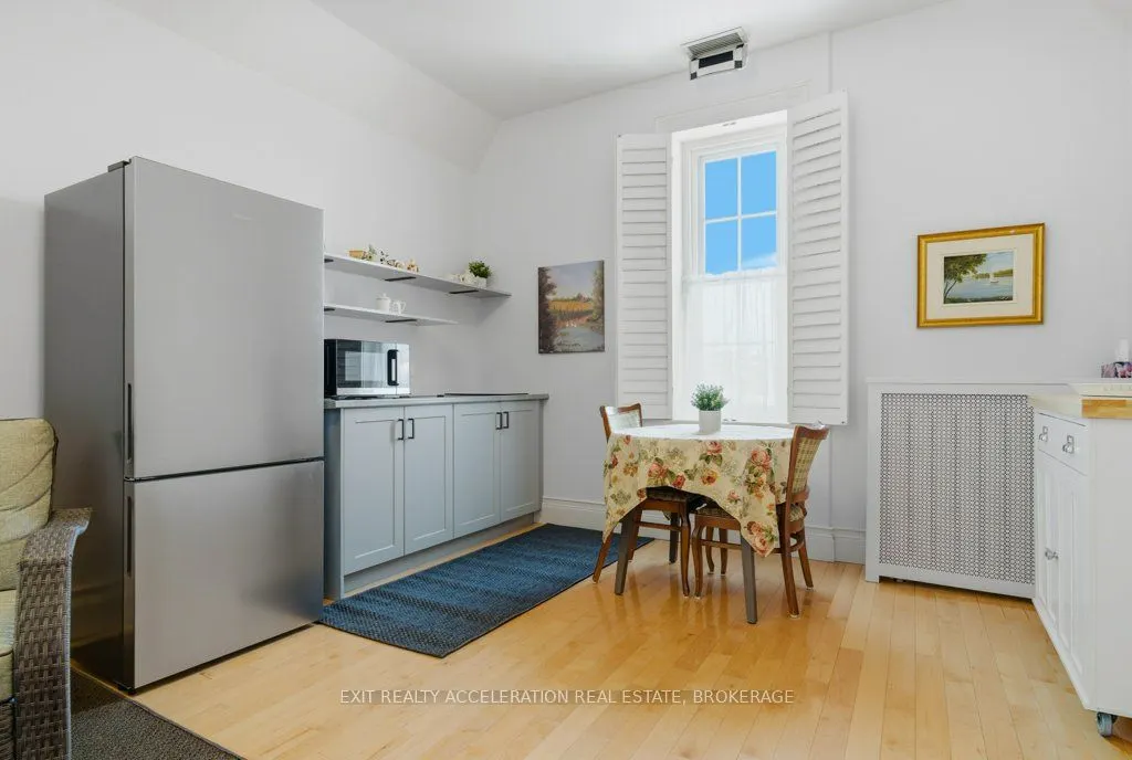 232 Dundas Street W