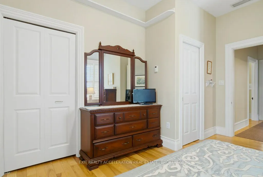 232 Dundas Street W