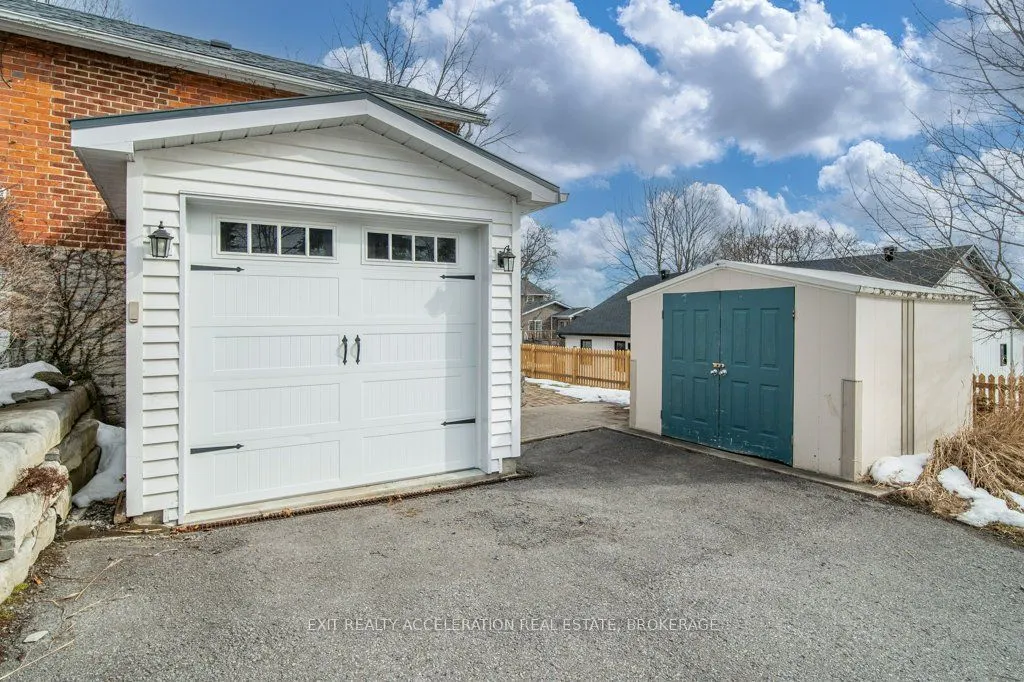 232 Dundas Street W