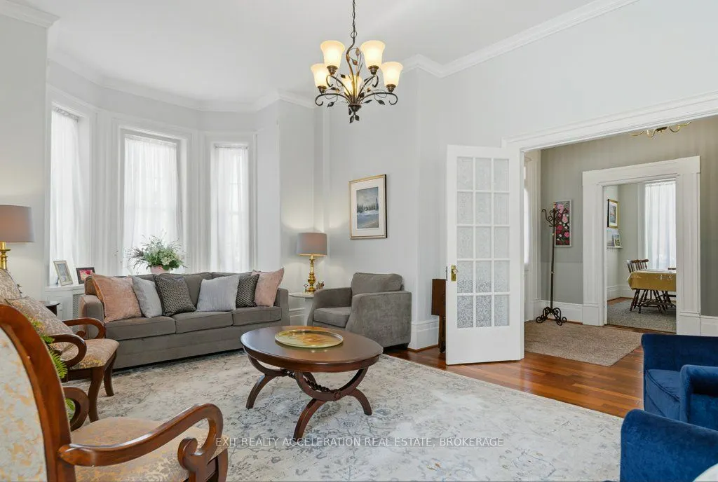 232 Dundas Street W