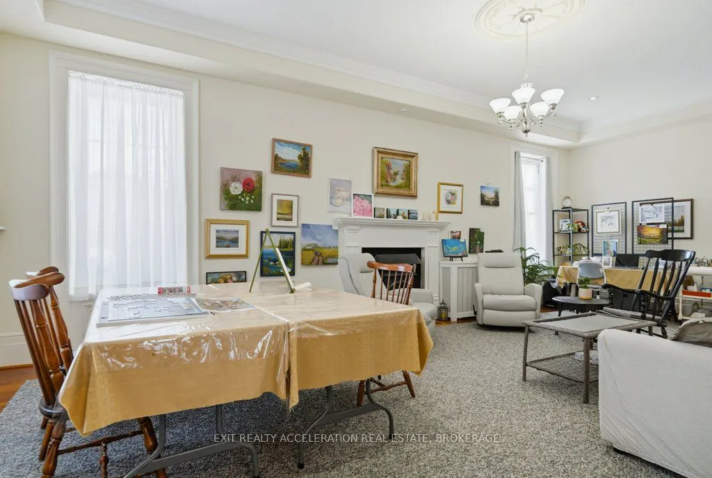 232 Dundas Street W