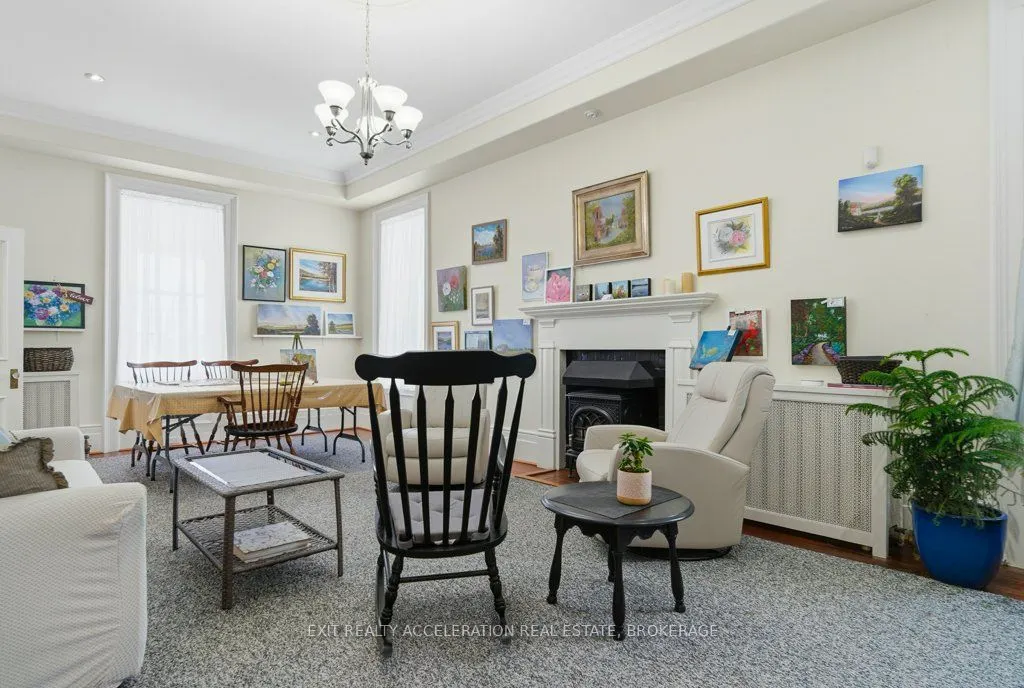 232 Dundas Street W