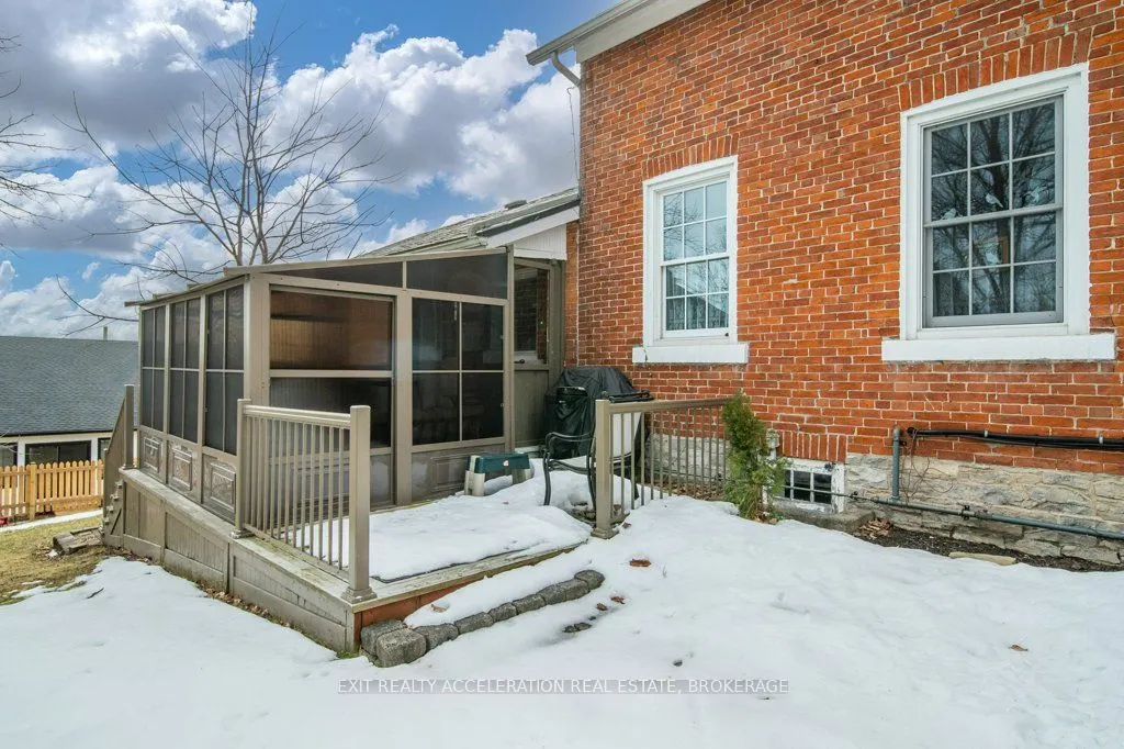 232 Dundas Street W
