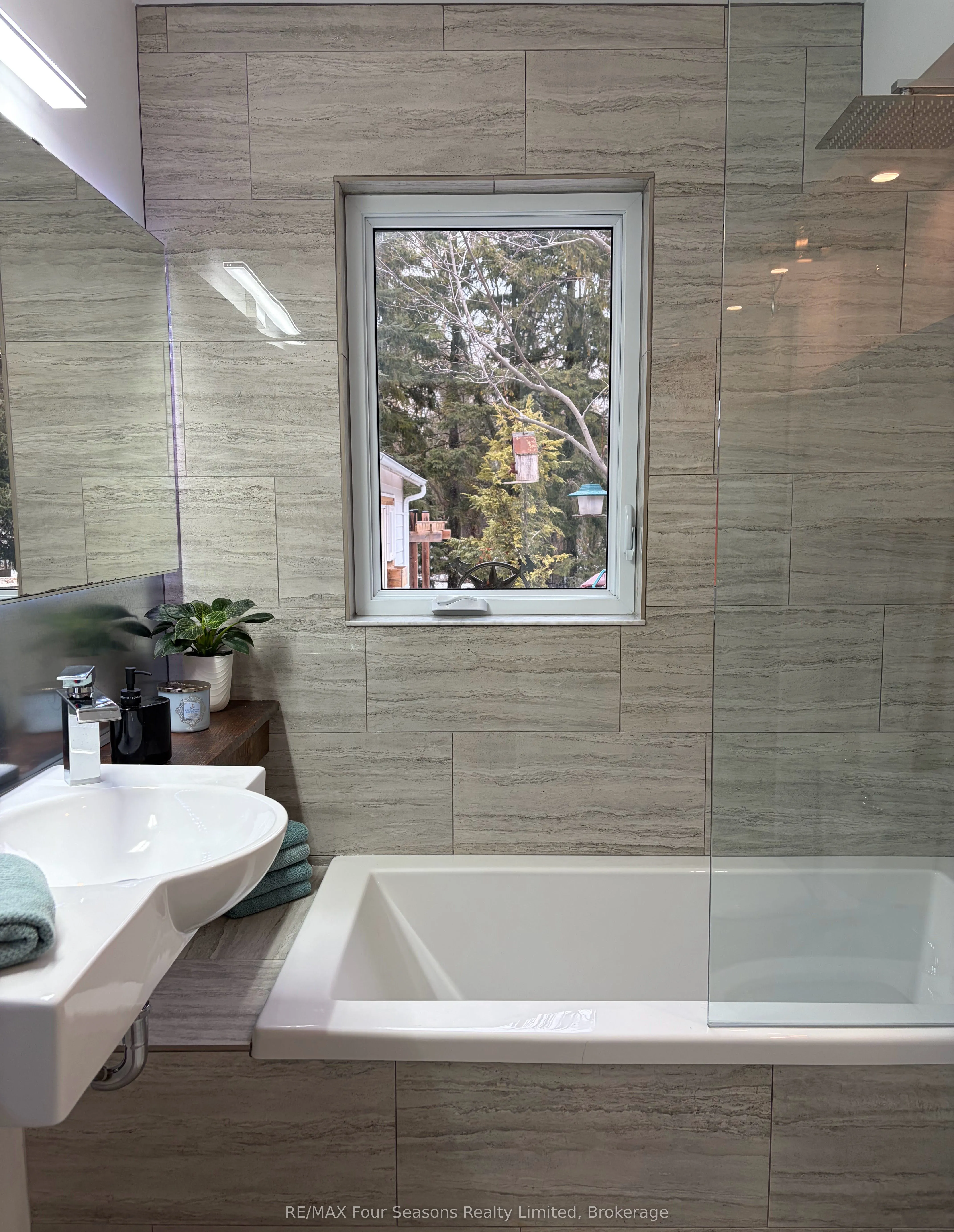 50 Amaranth Street W
