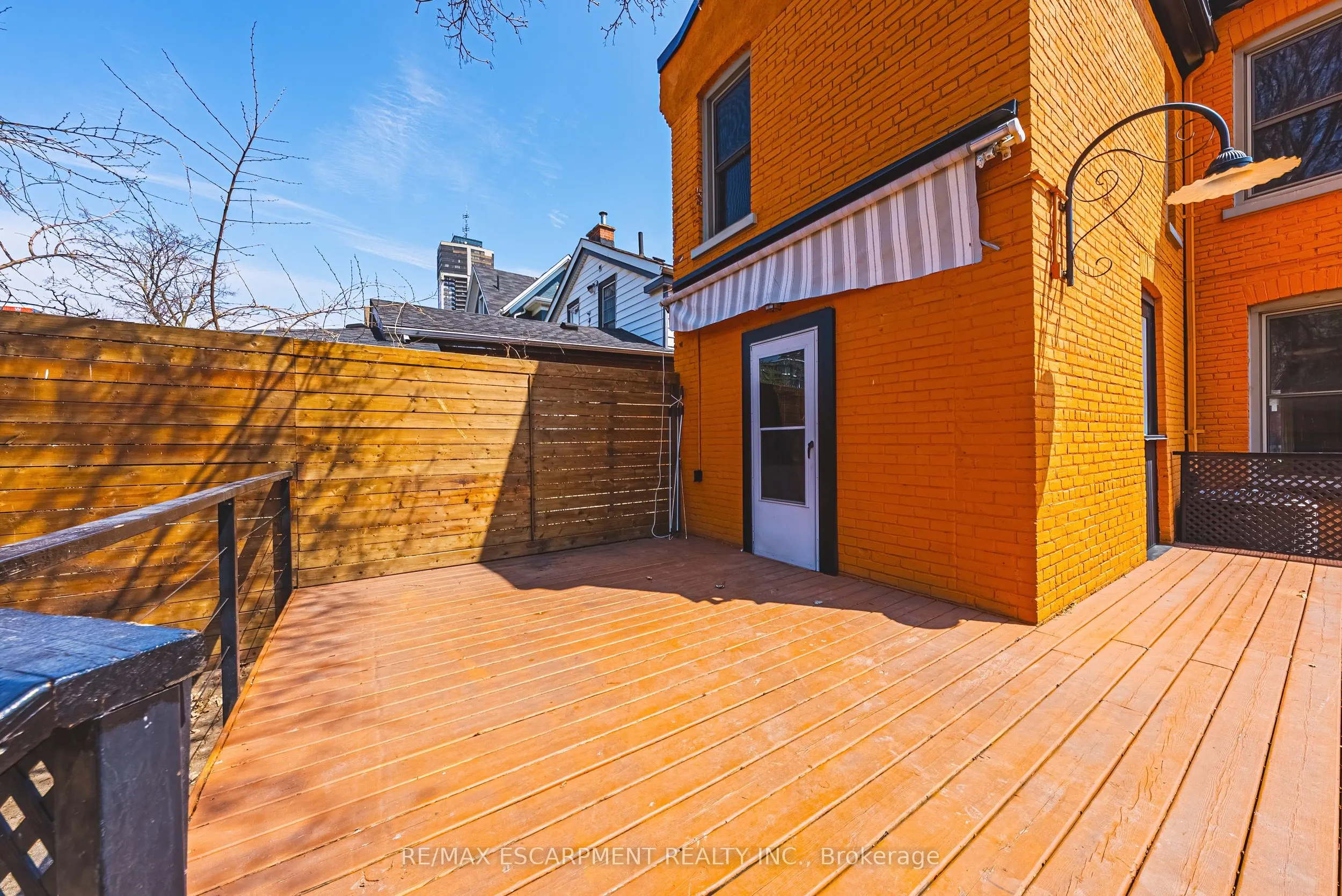 116 Catharine Street S