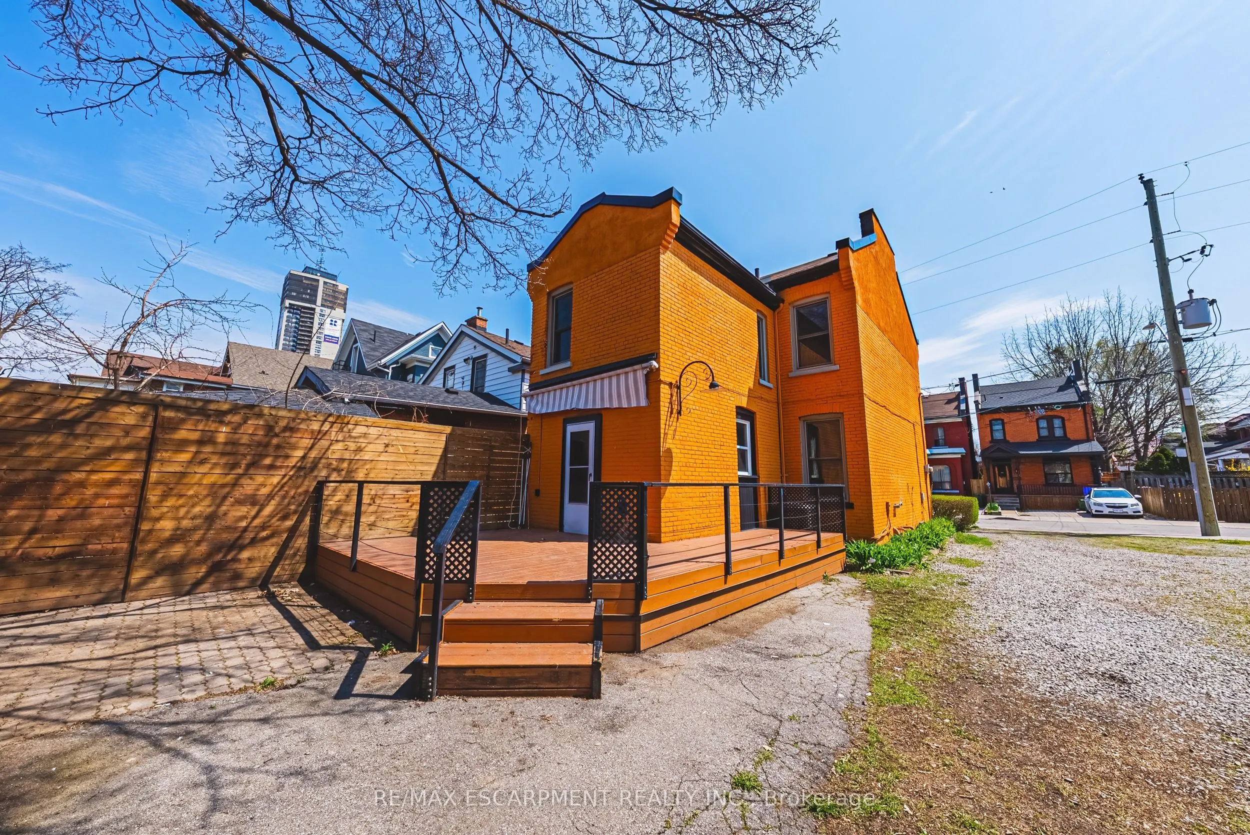 116 Catharine Street S