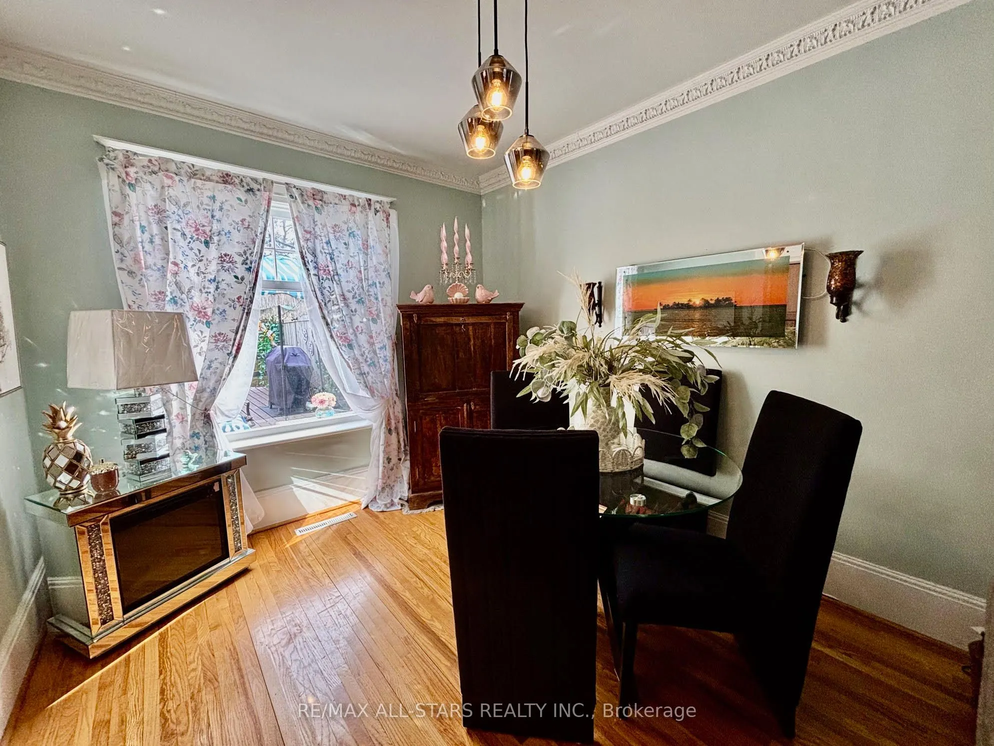 28 Simcoe Street