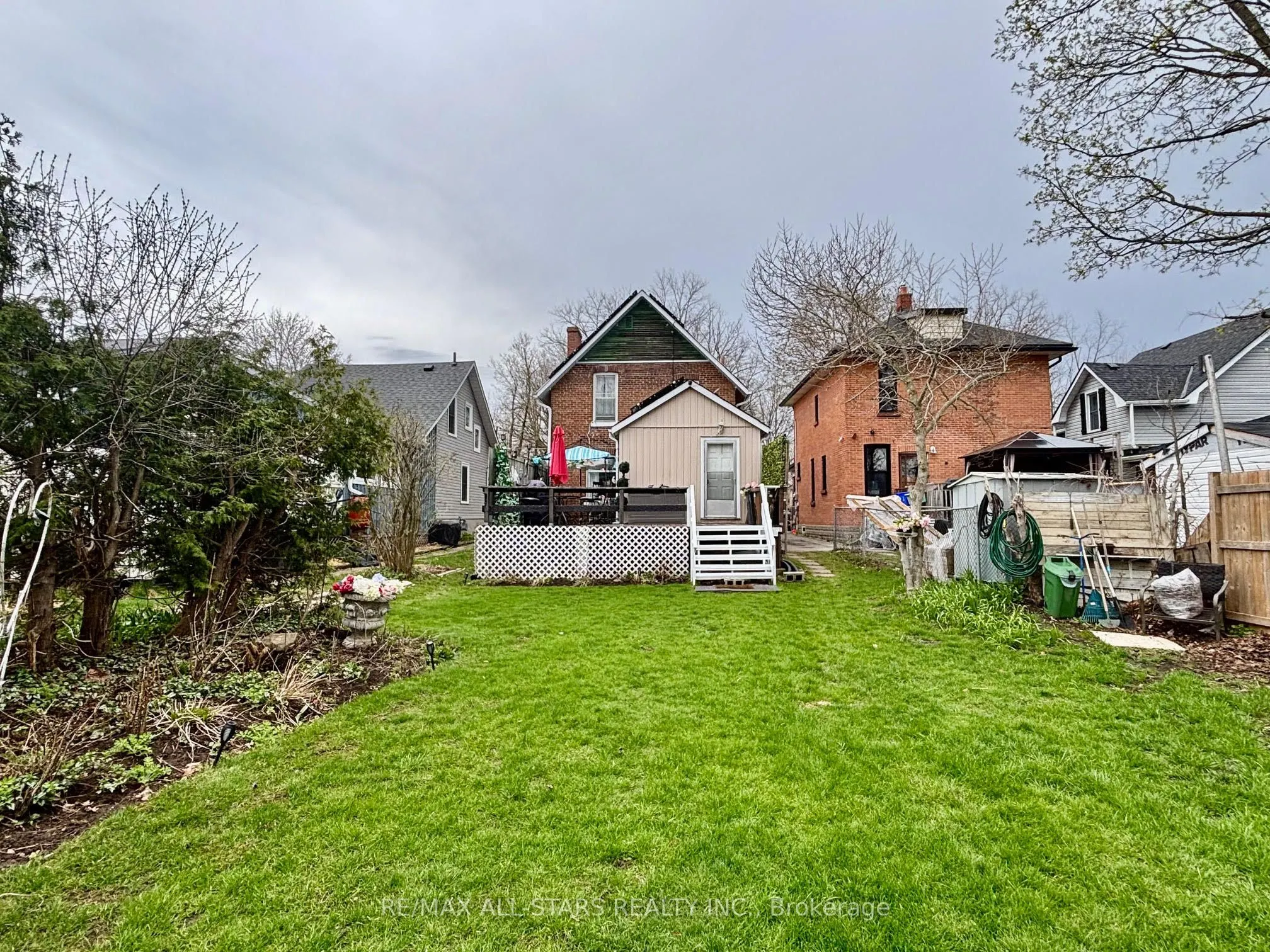 28 Simcoe Street