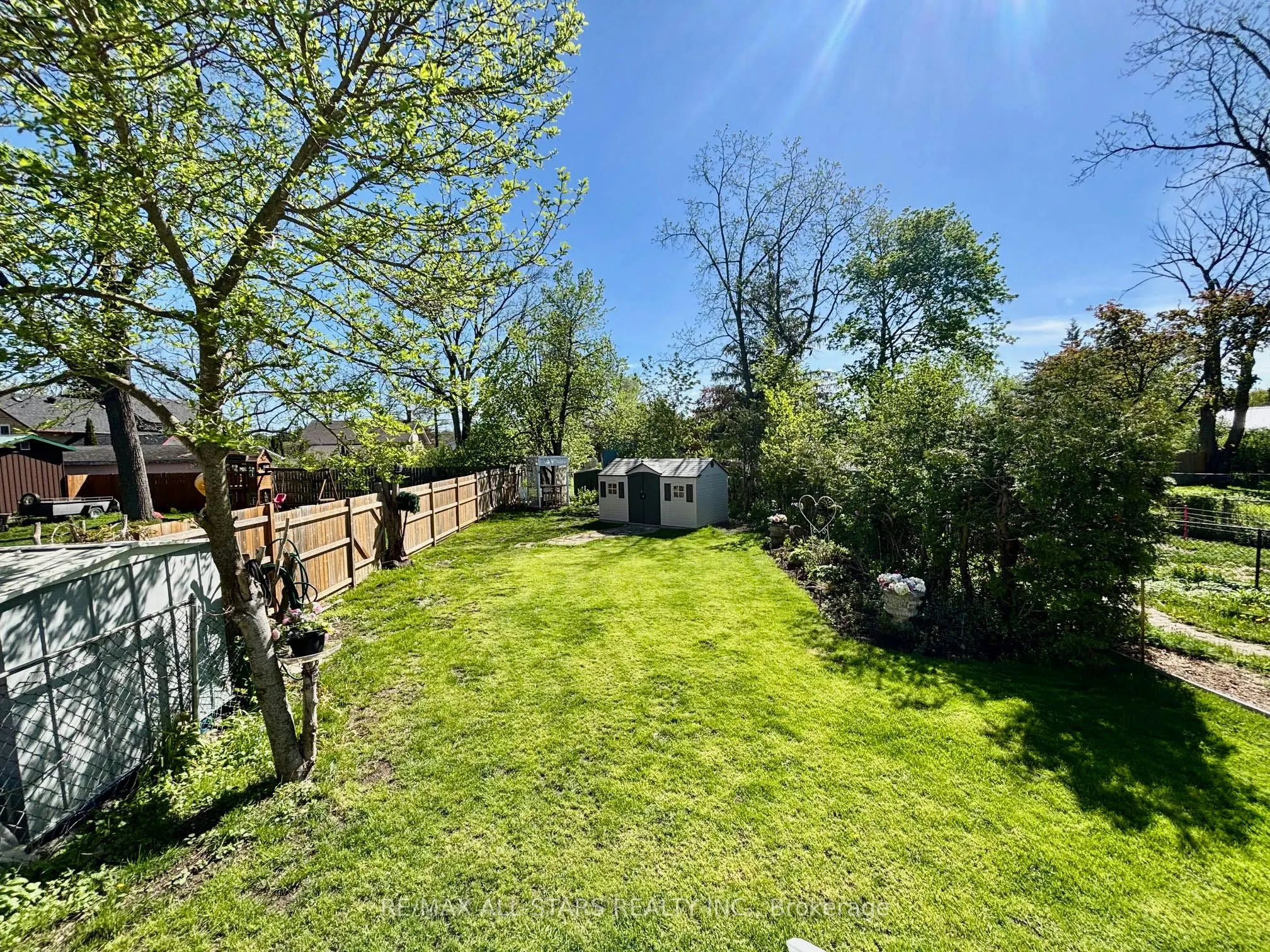 28 Simcoe Street
