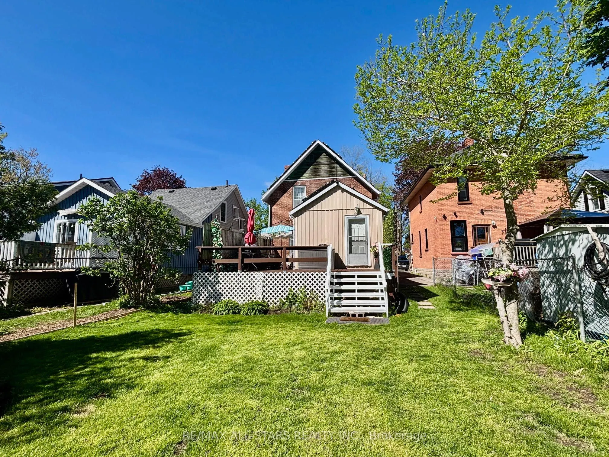 28 Simcoe Street