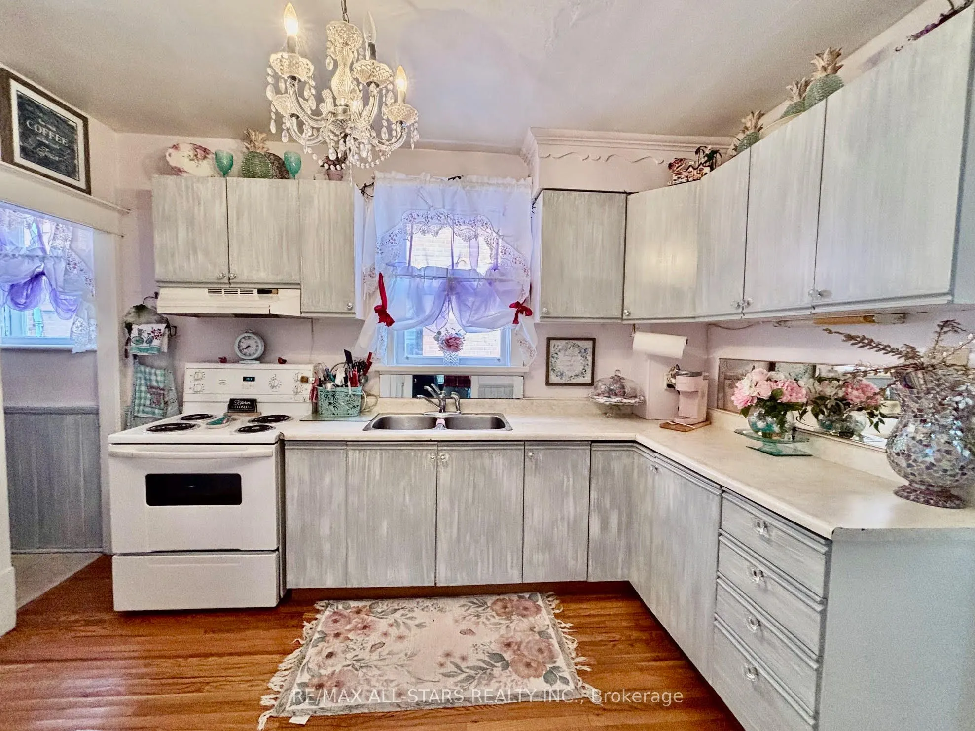 28 Simcoe Street