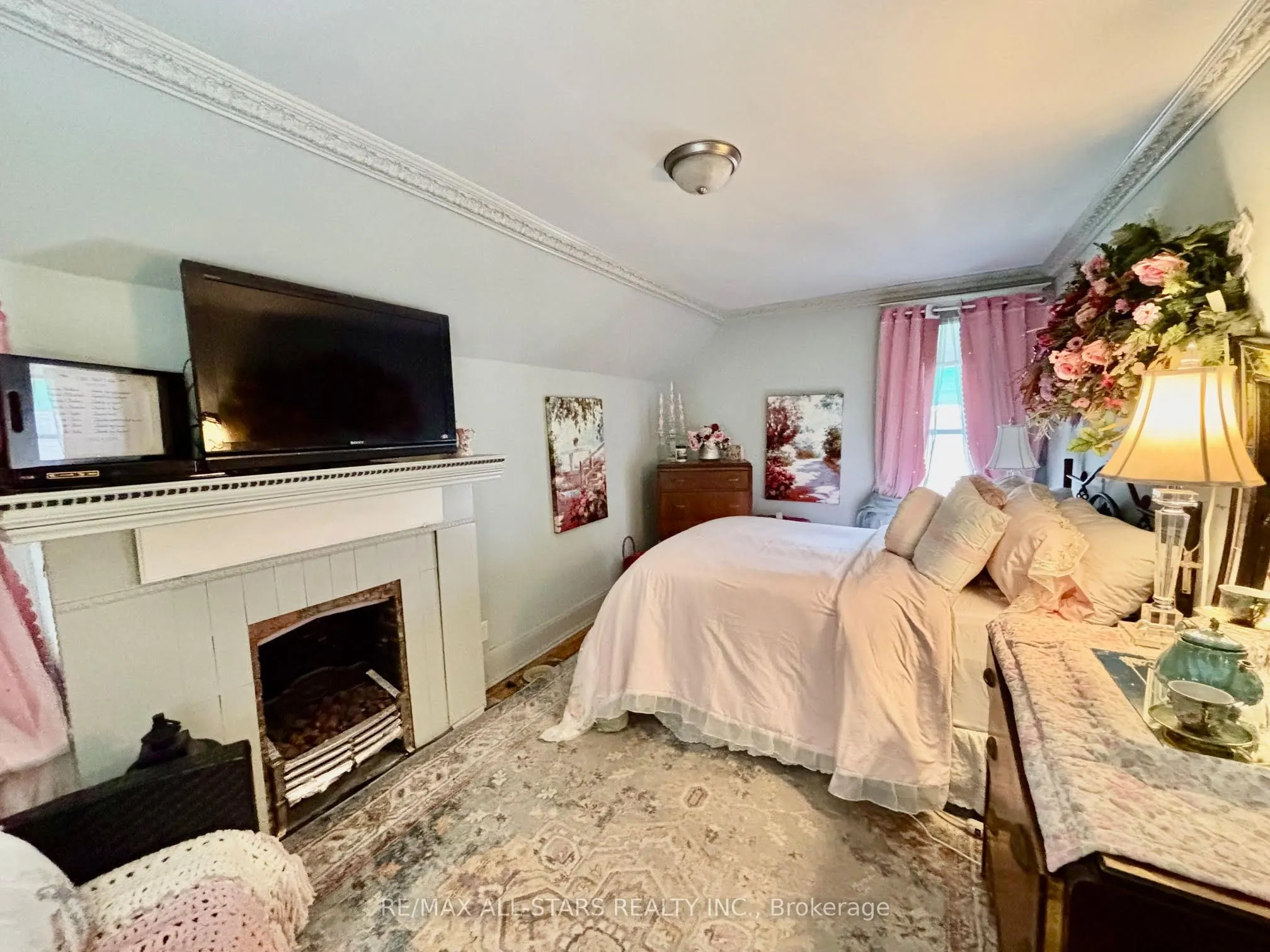 28 Simcoe Street