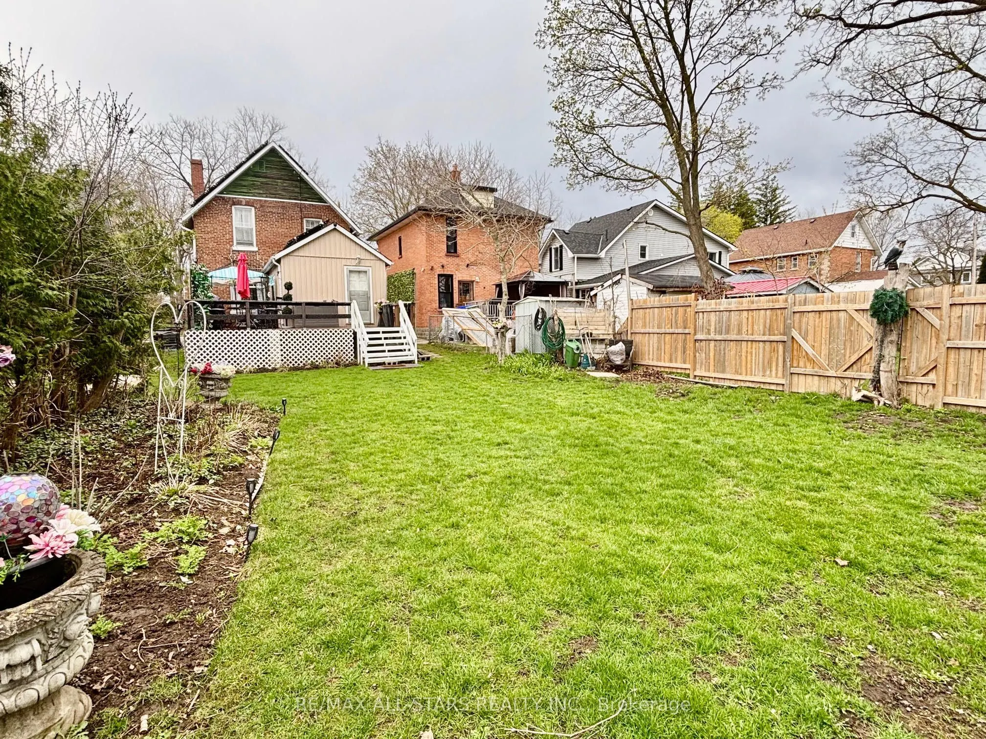 28 Simcoe Street