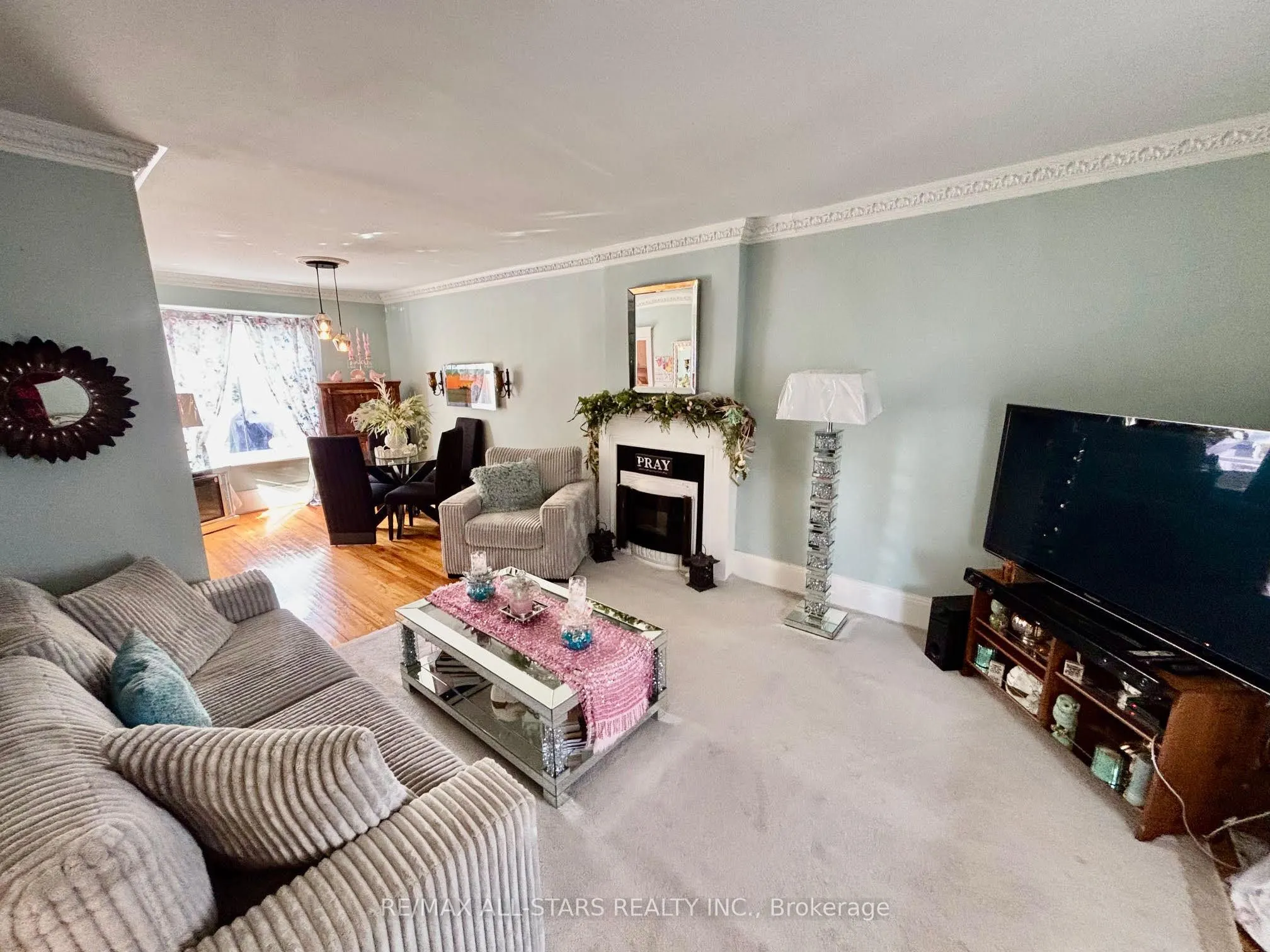 28 Simcoe Street