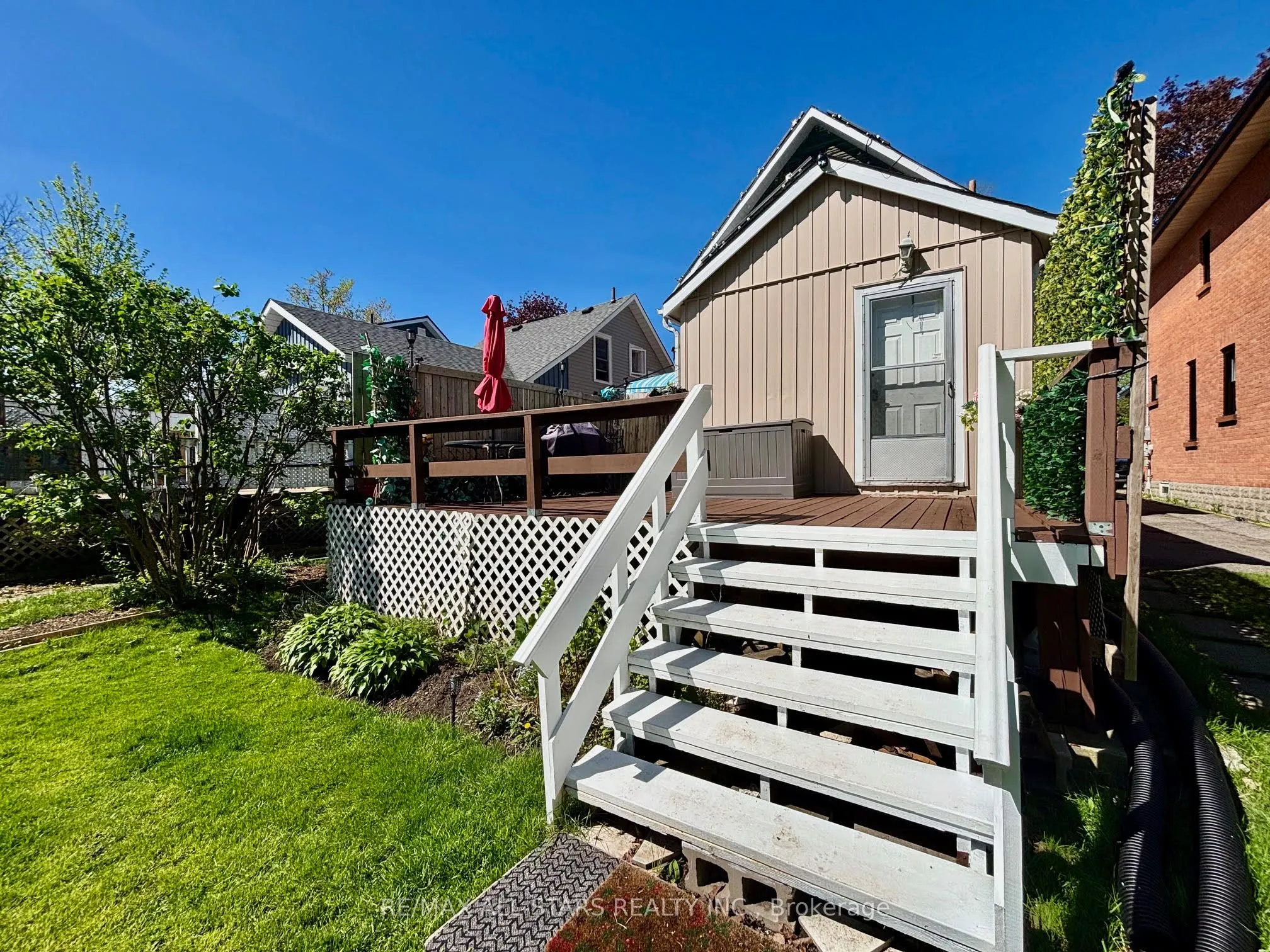 28 Simcoe Street