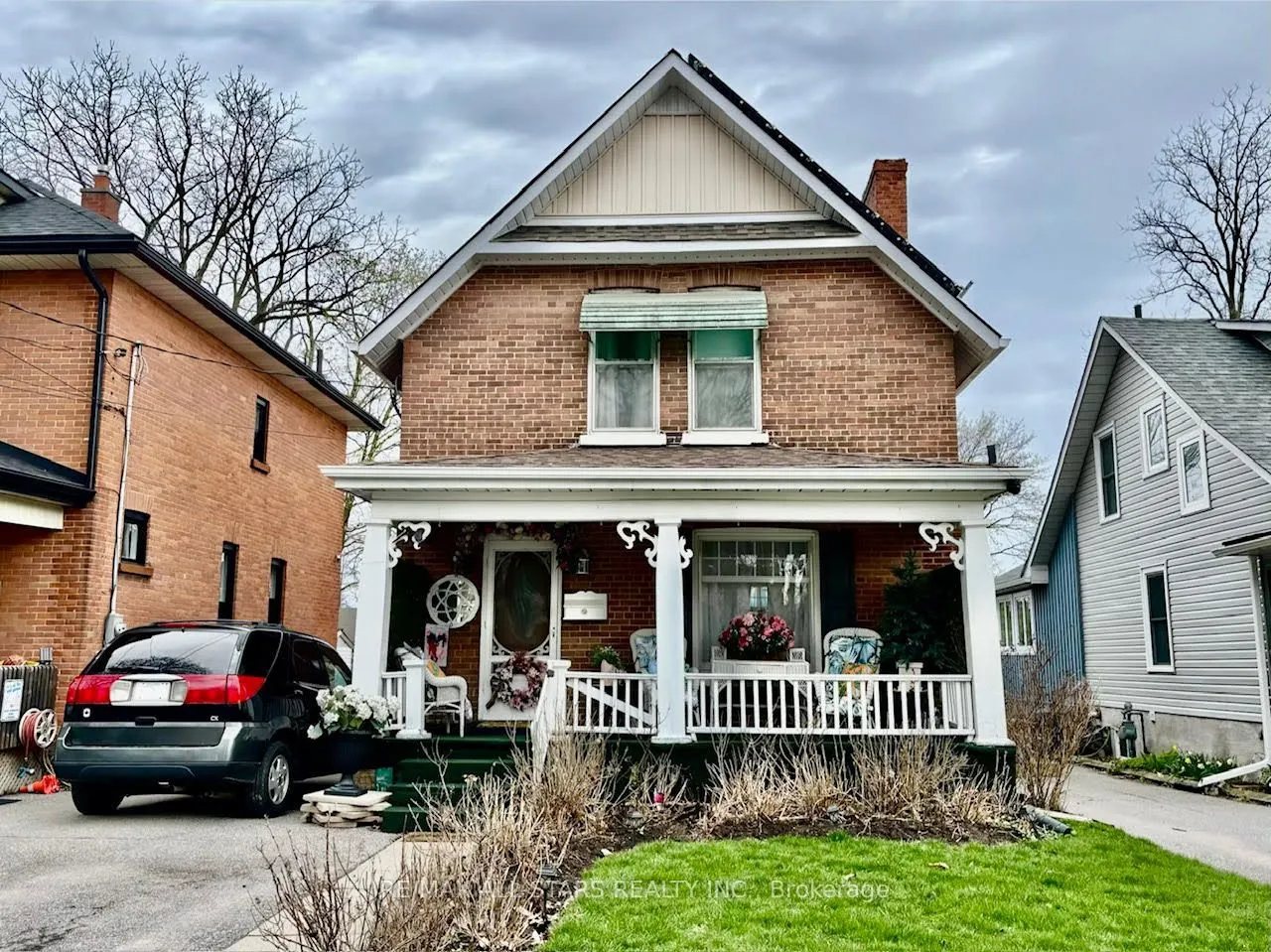 28 Simcoe Street